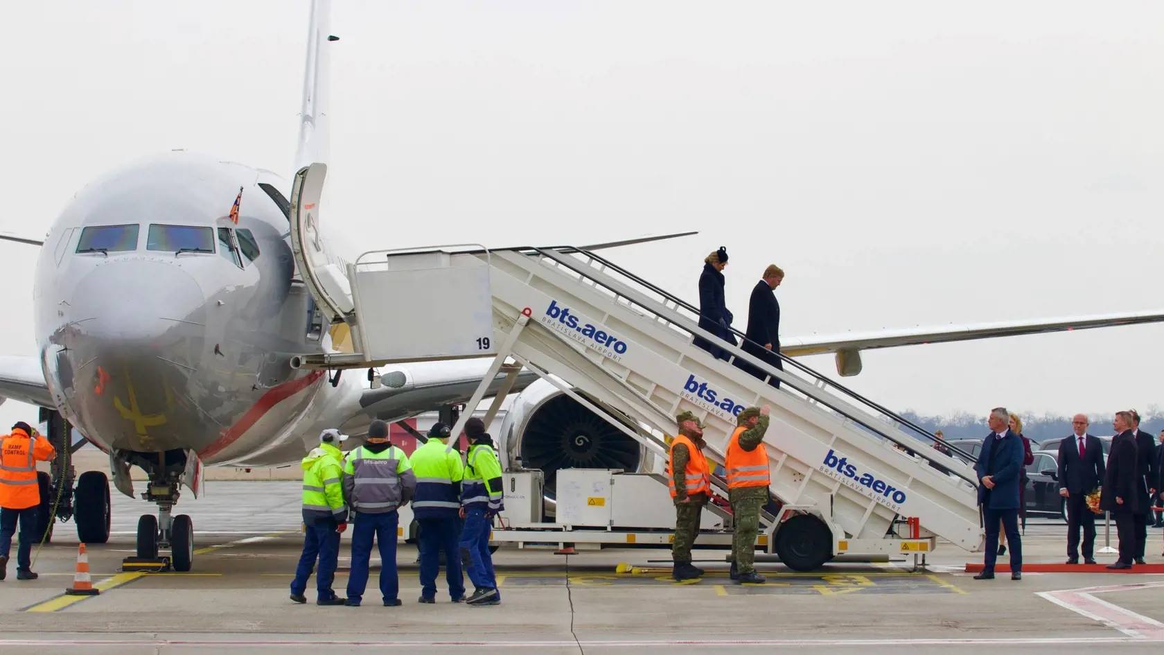 Holandský kráľovský pár priletel s vládny holandským lietadlom Boeing 737-700 na bratislavské letisko.