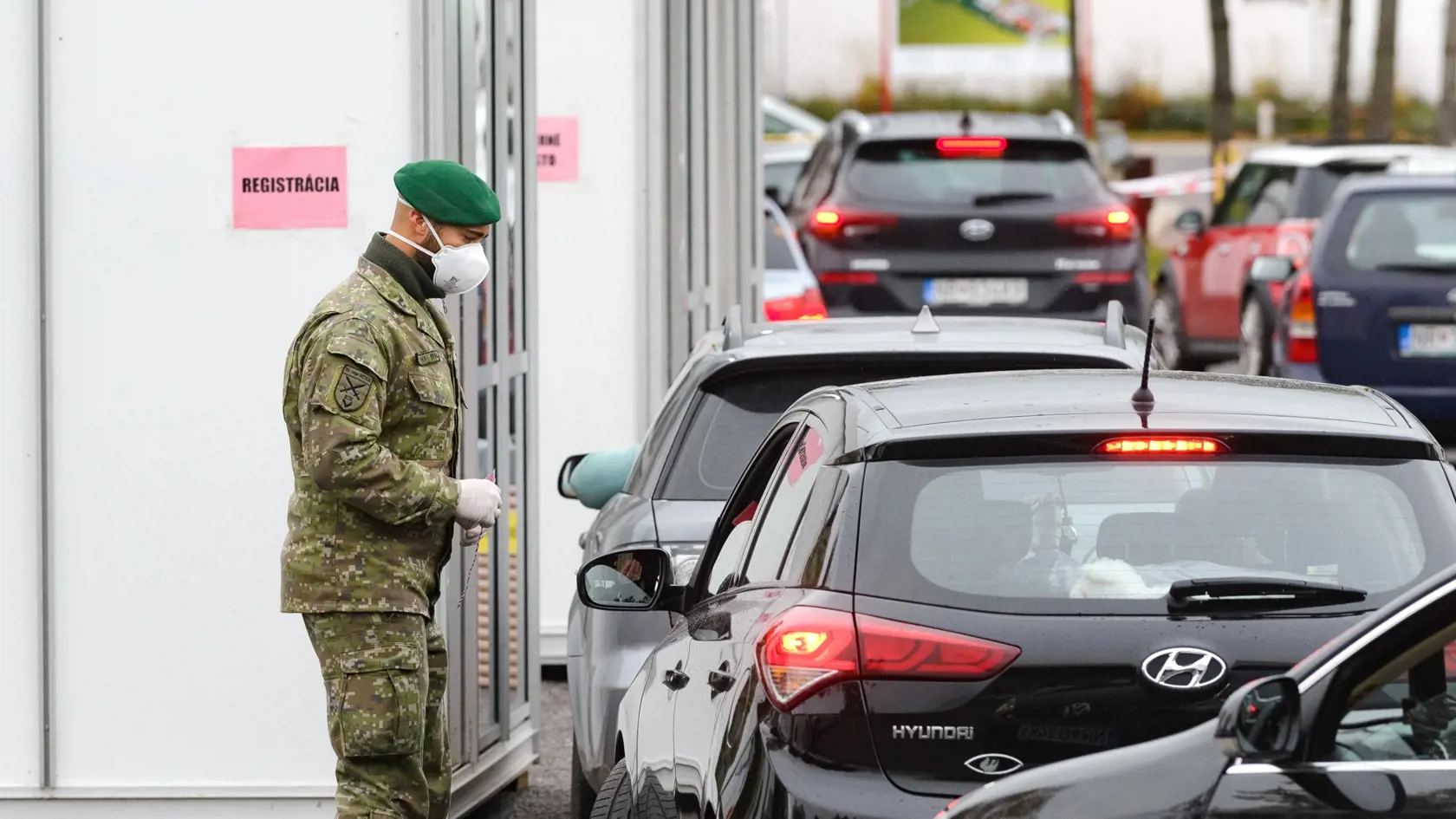 Na Slovensku sa začalo celoplošné testovanie na ochorenie COVID-19. Testovať sa bude od soboty 31. októbra do nedele 1. novembra. Vytvorených má byť viac ako 5000 odberných miest a 4901 odberných tímov. Na snímke odberné miesto na výstavisku Agrokomplex v Nitre 31. októbra 2020
FOTO TASR - Henrich Mišovič