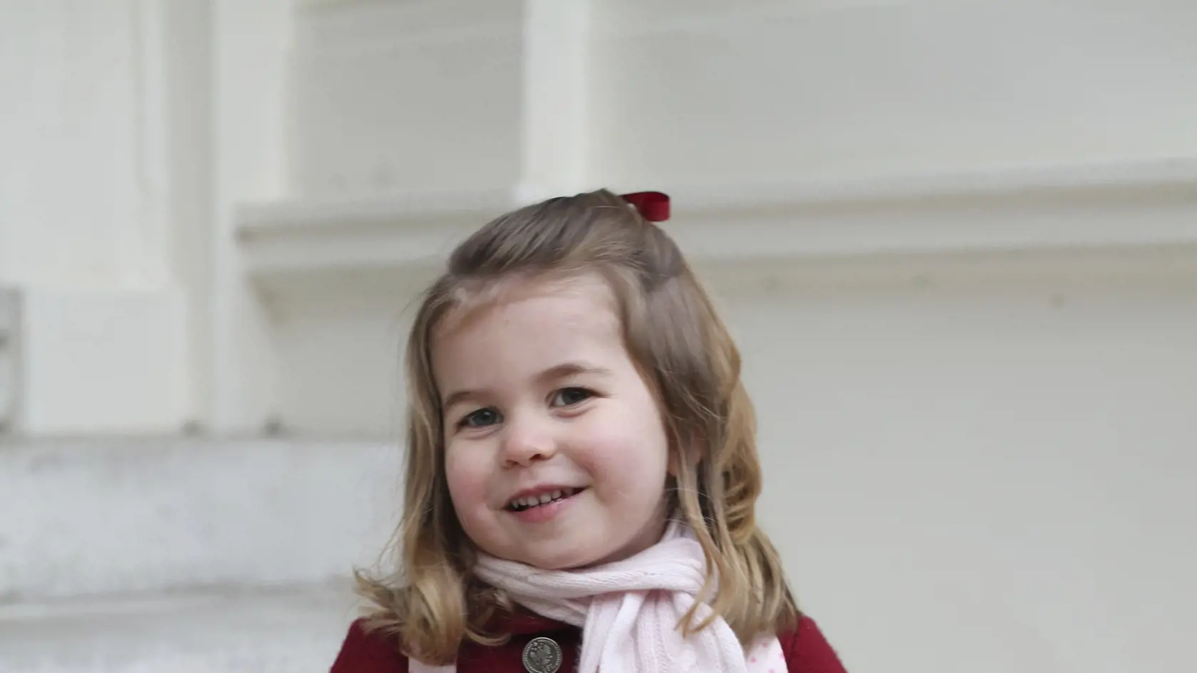 KK23 Londýn - Na snímke britská princezná Charlotte sa usmieva počas prípravy na svoj prvý deň v škôlke 8. januára 2018 v Londýne. Snímku vyhotovila jej matka - vojvodkyňa z Cambridgea. FOTO TASR/AP
In this handout picture provided by the Duke and Duchess of Cambridge, Britain's Princess Charlotte smiles as she prepares for her first day of nursery at the Willcocks Nursery School, in London, Monday, Jan. 8, 2018. (Duchess of Cambridge via AP)