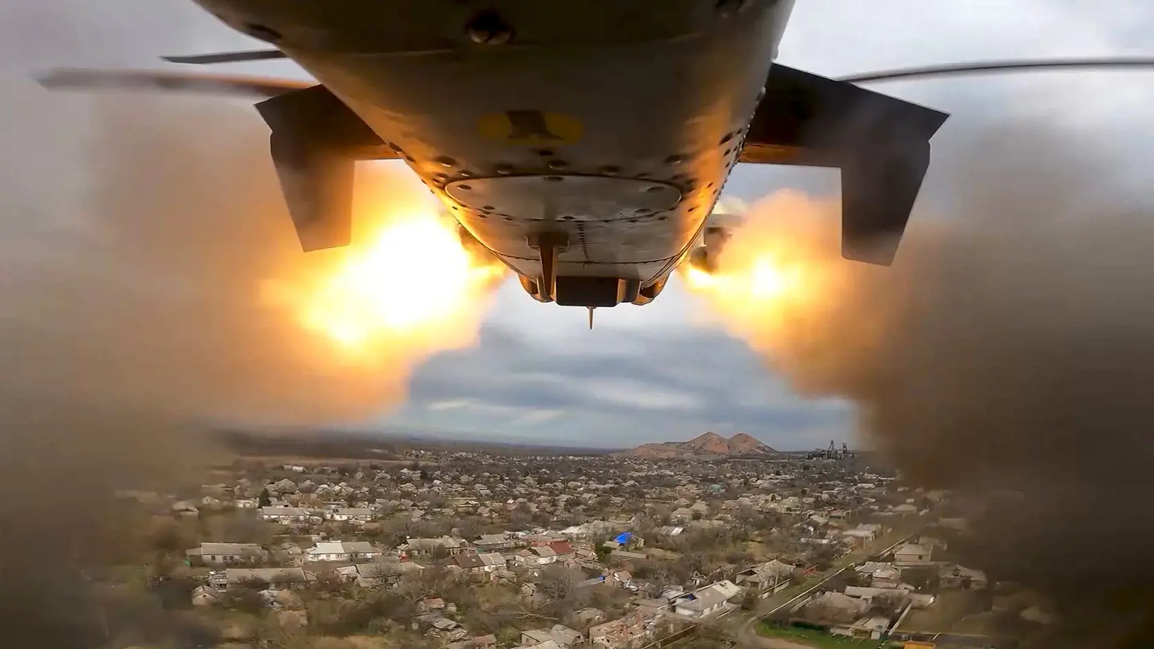 Na snímke z videa zverejnenej ruským ministerstvom obrany vojenský vrtuľník Ka-52 ruských vzdušných síl vystreľuje rakety na cieľ na Ukrajinu z neznámeho miesta 12. apríla 2024.