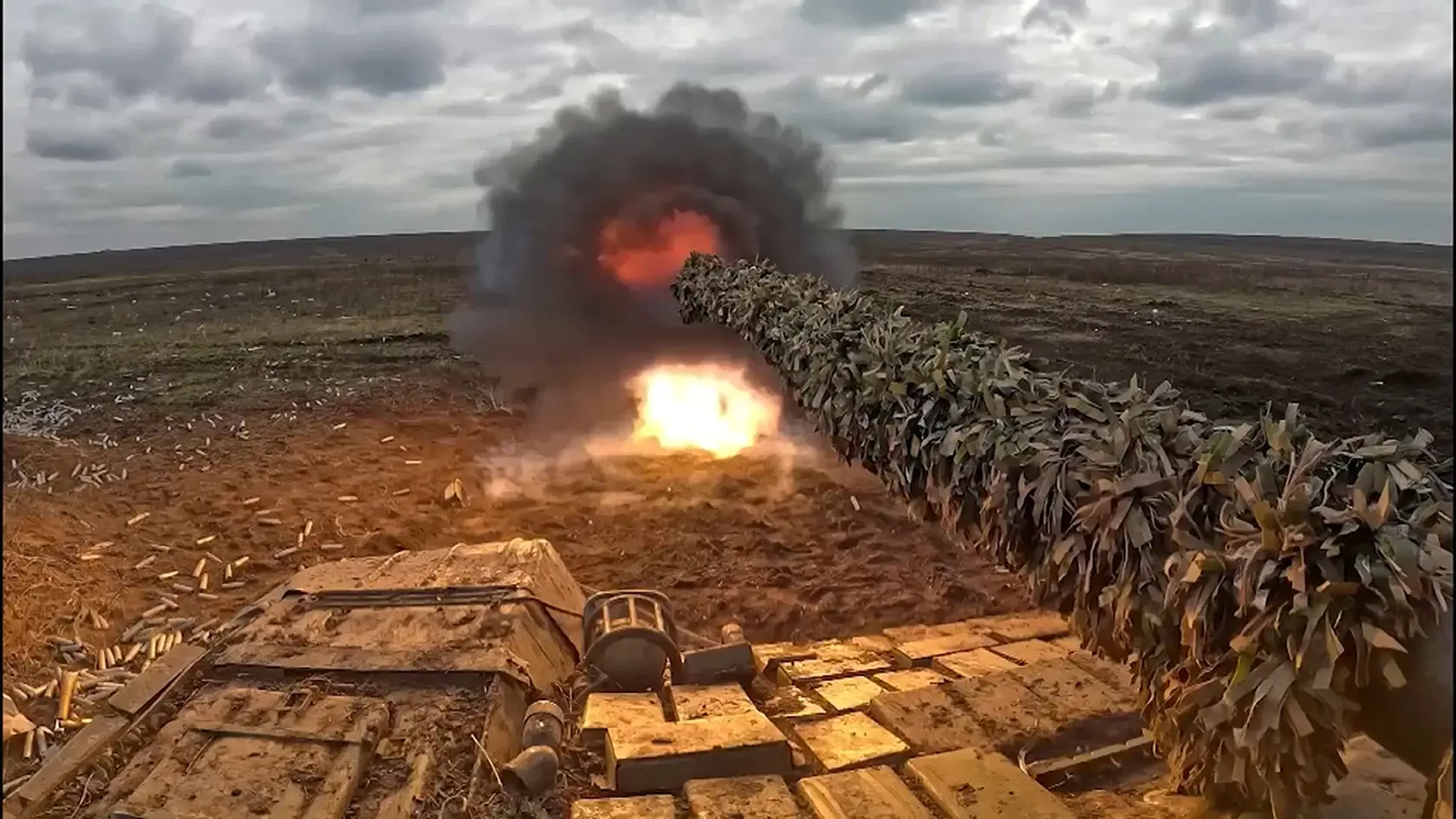 Na snímke z videa zverejnenej ruským ministerstvom obrany ruský tank vystreľuje na Ukrajinu z neznámeho miesta 4. apríla 2024.