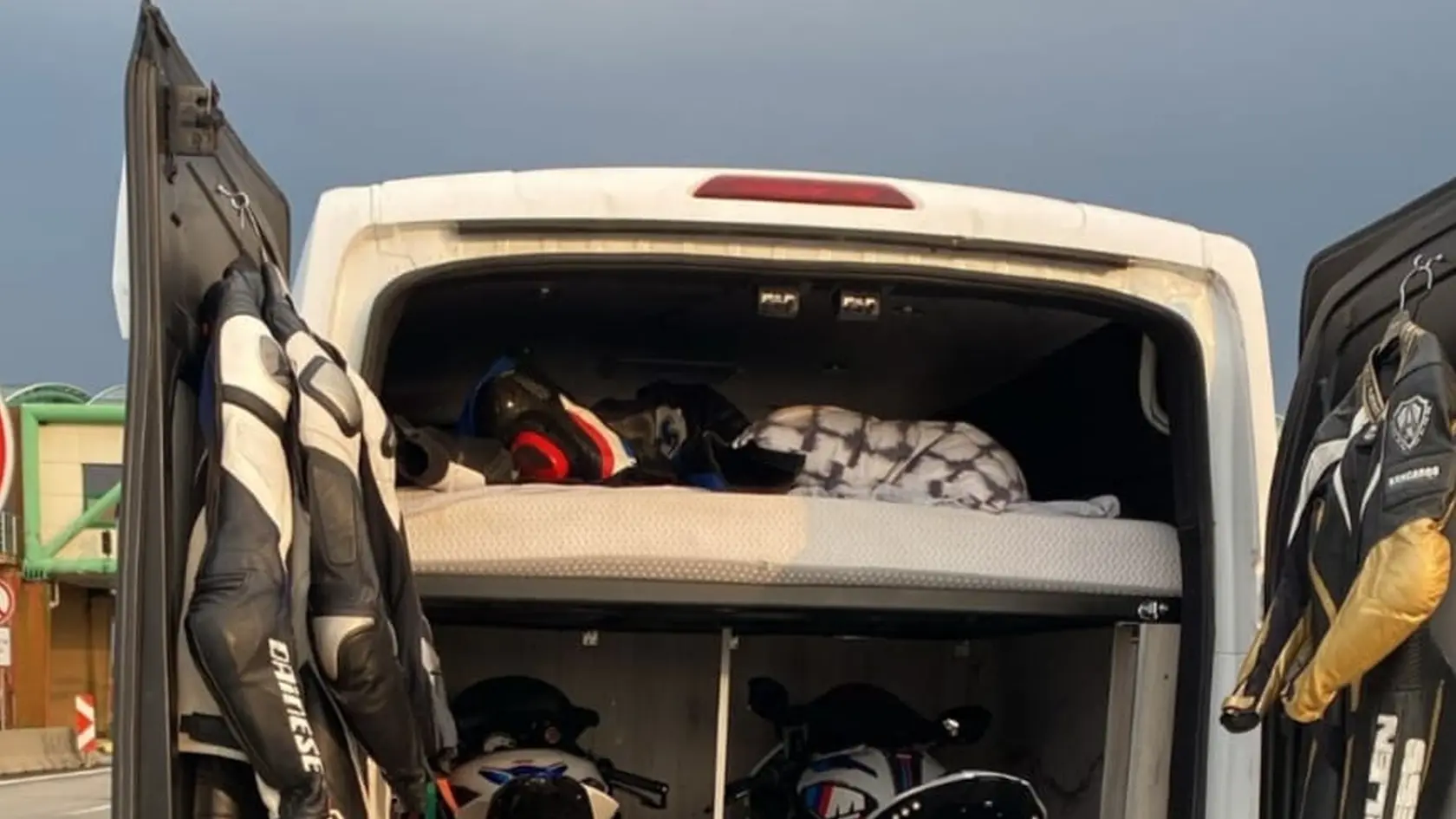 Polícia našla pri kontrole nákladiaka v blízkosti Čunova dve kradnuté motorky