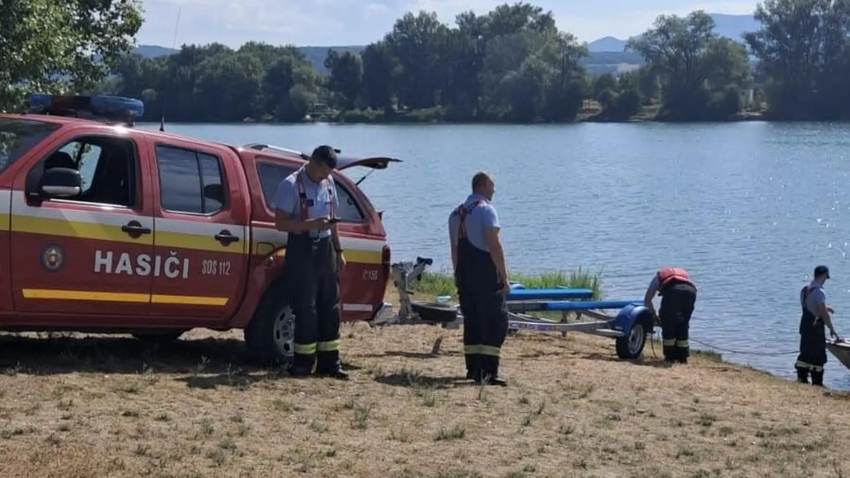 Polícia pátra po mužovi (43), ktorý je nezvestný. Ostal po ňom len čln v strede jazera.