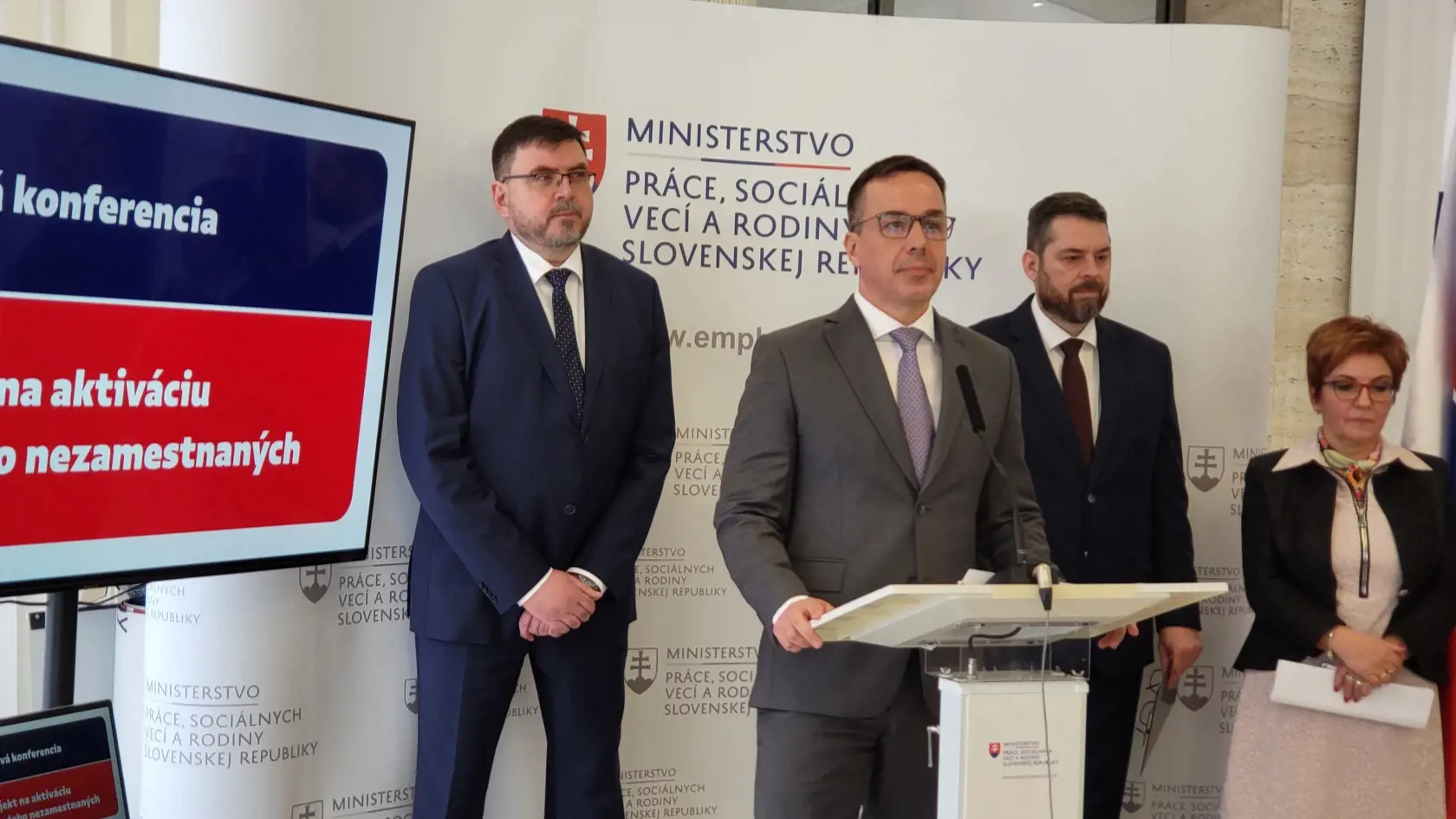 Minister práce Erik Tomáš avizuje pomoc pre dlhodobo nezamestnaných.