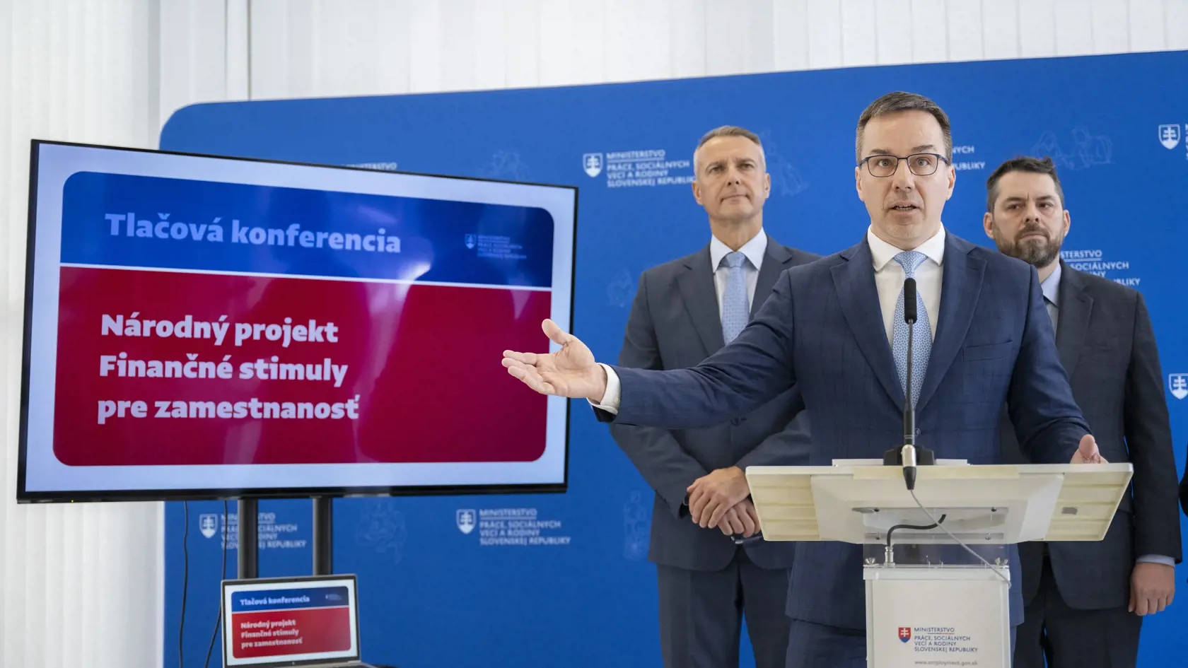 Na snímke zľava minister investícií, regionálneho rozvoja a informatizácie SR Richard Raši (Hlas-SD), minister práce, sociálnych vecí a rodiny SR Erik Tomáš (Hlas-SD), generálny riaditeľ a generálny tajomník služobného úradu Ústredia práce, sociálnych vecí a rodiny  Peter Ormandy počas tlačovej konferencie na tému "Predstavenie veľkého projektu na zamestnávanie ľudí za 300 miliónov eur" na pôde ministerstva práce, sociálnych vecí a rodiny SR 14. marca 2024 v Bratislave. FOTO TASR - Martin Bauman