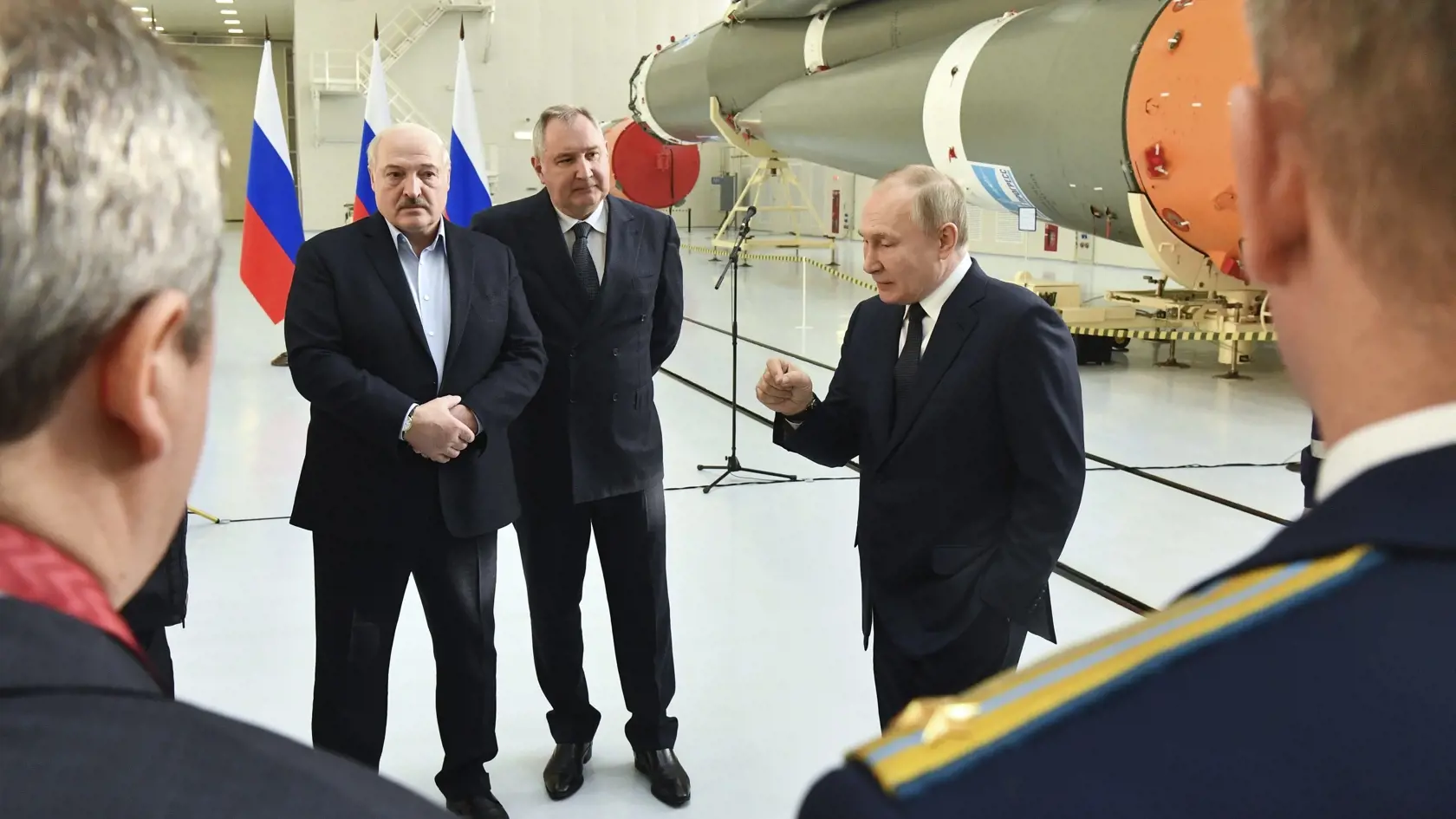 JB 2 Tsiolkovskyj - Ruský prezident Vladimir Putin (vpravo), bieloruský prezident Alexandr Lukašenko (vľavo) a šéf ruského Roscosmosu Dmitrij Rogozin (uprostred) rozprávajú počas ich návštevy kozmodrómu Vostočnyj, nachádzajúceho sa v Amurskej oblasti na ruskom Ďalekom východe pri hraniciach s Čínou, v regióne Tsiolkovskyj 12. apríla 2022. Ide o prvú Putinovu cestu mimo Moskvy od začiatku ruskej invázie na Ukrajinu. Rusko si dnes pripomína 61. výročie Gagarinovej pionierskej misie do vesmíru 12. 
