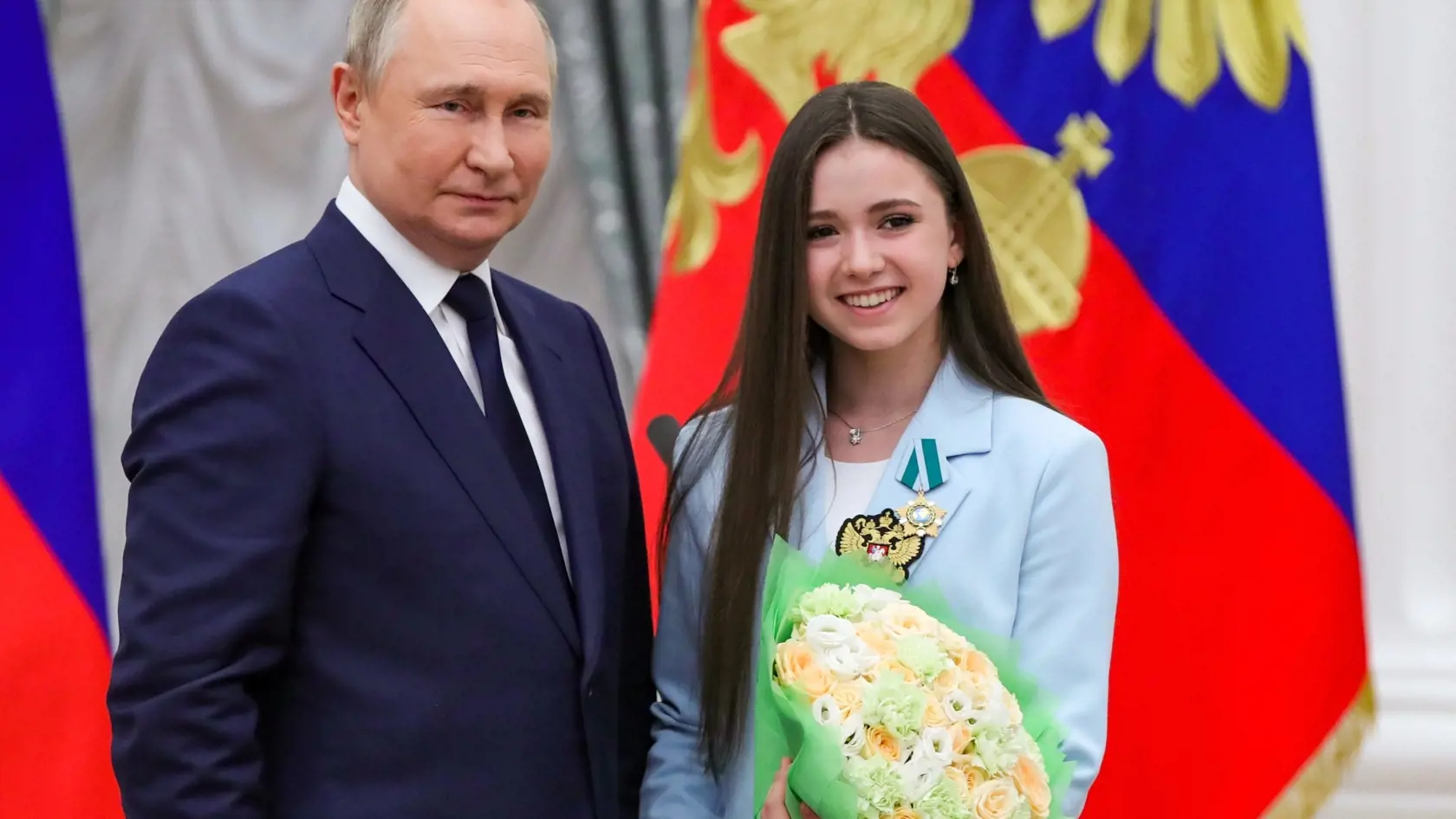 JB 29 Moskva - Ruský prezident Vladimir Putin (vľavo) pózuje s krasokorčuliarkou Ruského olympijského výboru (ROC) Kamilou Valijevovou  počas jeho stretnutia s medailistami ruského olympijského výboru, ktorí sa zúčastnili na zimných OH v Pekingu, v Kremli v Moskve 26. apríla 2022. FOTO TASR/AP

Russian President Vladimir Putin, left, poses for a photo with Kamila Valieva, a figure skater of the Russian Olympic Committee,  during an awarding ceremony for the Russian Olympic Committee's medalists 