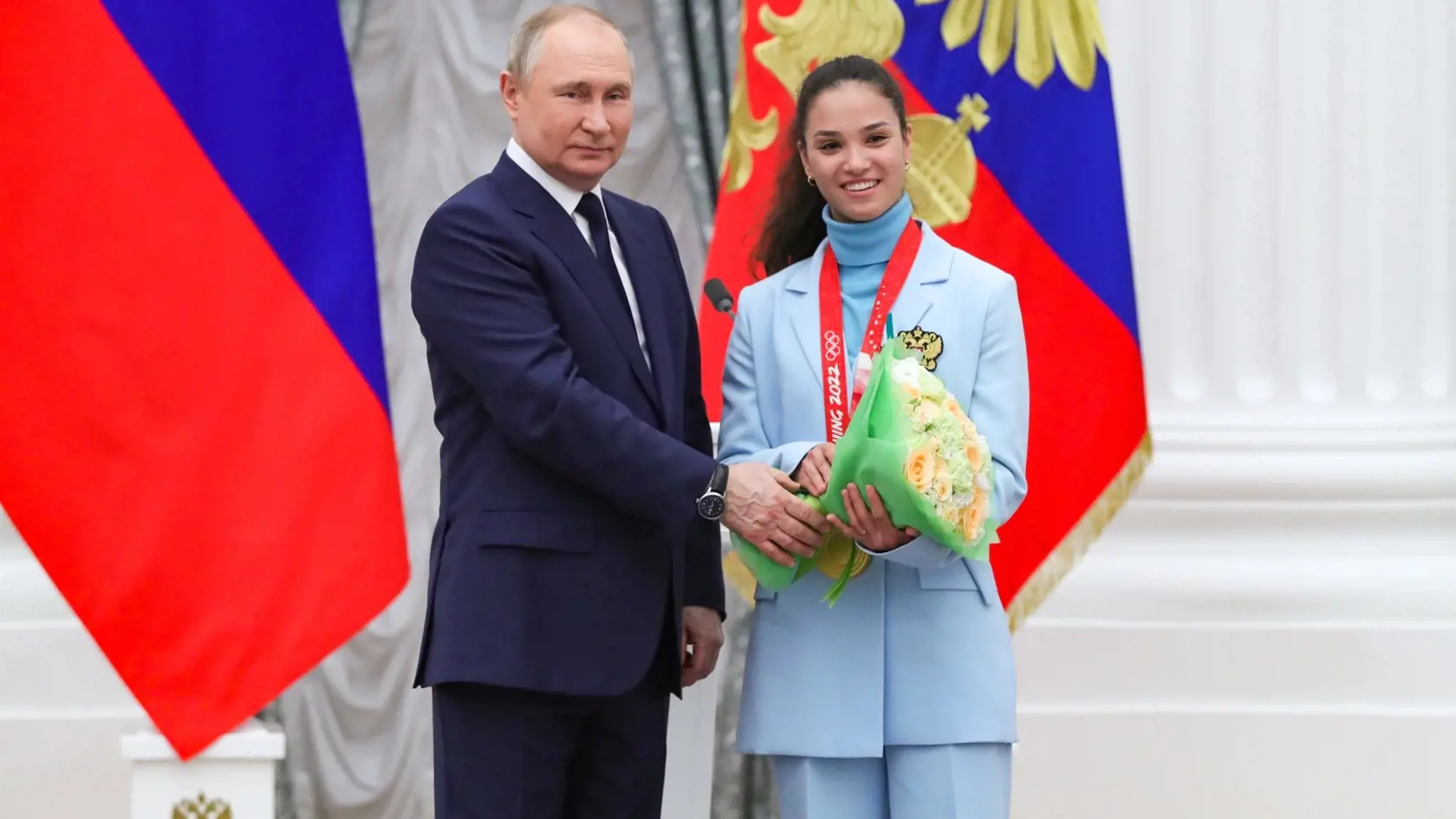 JB 43 Moskva - Ruský prezident Vladimir Putin (vľavo) pózuje s bežkyňou na lyžiach Ruského olympijského výboru (ROC) Veronikou Stepanovovou počas jeho stretnutia s medailistami ruského olympijského výboru, ktorí sa zúčastnili na zimných OH v Pekingu, v Kremli v Moskve 26. apríla 2022. FOTO TASR/AP

Russian President Vladimir Putin poses for a photo with Olympic champion in cross-country skiing Veronika Stepanova during an awarding ceremony for the Russian Olympic Committee's medalists of the XXI