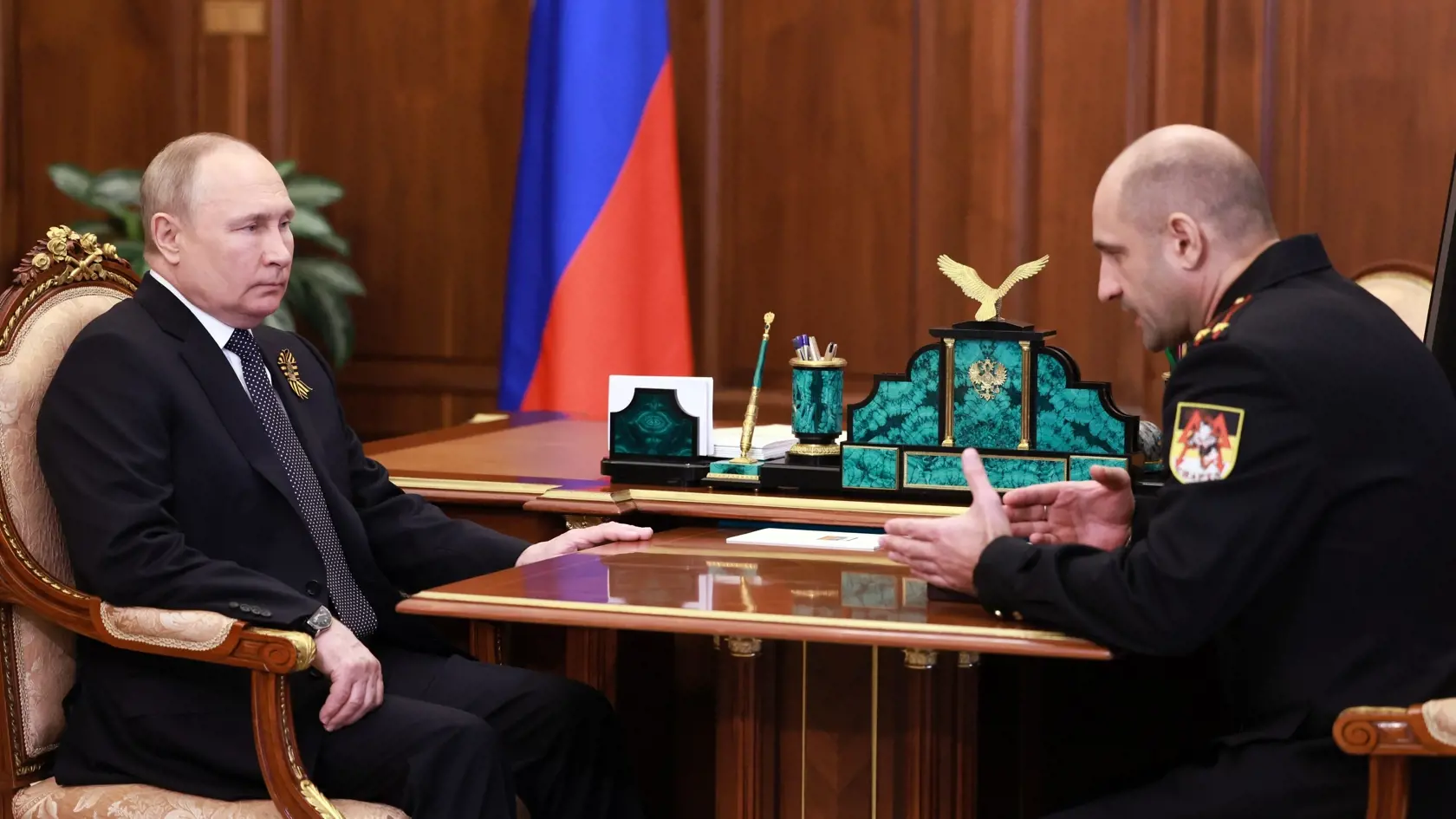 JB 22 Moskva - Ruský prezident Vladimir Putin (vľavo) sa rozpráva s veliteľom battalionu Sparta Doneckej ľudovej republiky Artjemom Žogom počas ich stretnutia v Kremli v Moskve 9. mája 2022. FOTO TASR/AP

Russian President Vladimir Putin listen to the commander of the Donetsk People's Republic's reconnaissance battalion Sparta, Artem Zhoga, father of late commander of this battalion, Colonel Vladimir Zhoga, who died during fighting with Ukrainian forces, at the Kremlin in Moscow, Russia, Monday,