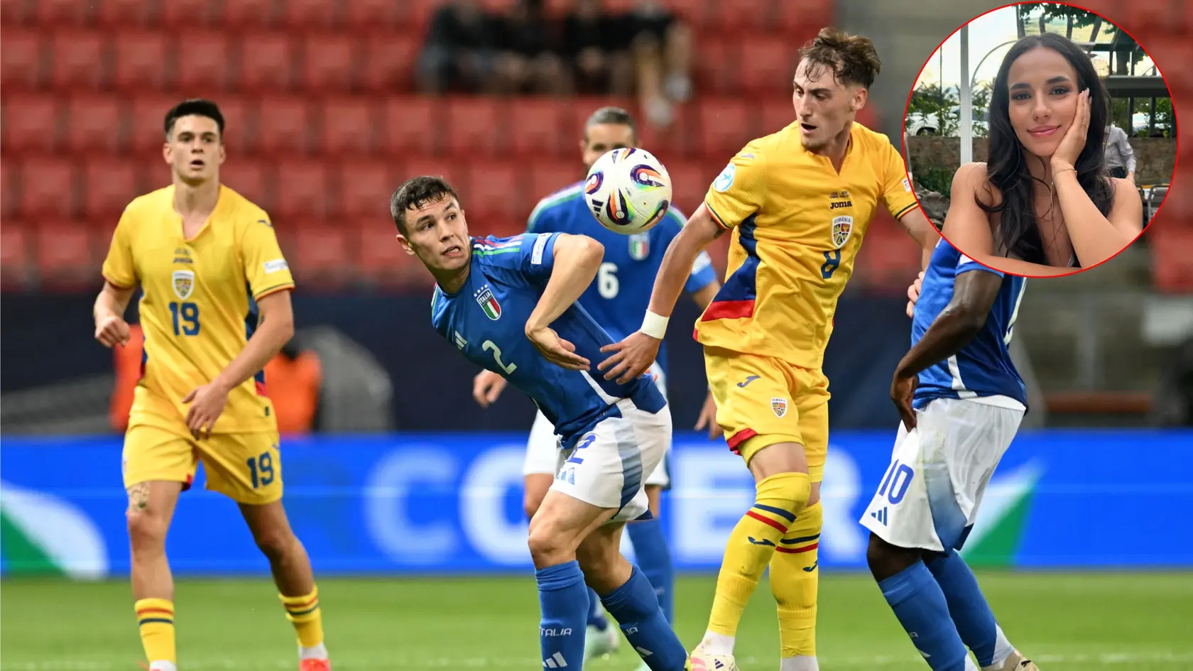 Krásna rumunská futbalistka Teodora Melutaová sledovala pozorne zápas mladých Rumunov s Talianmi.