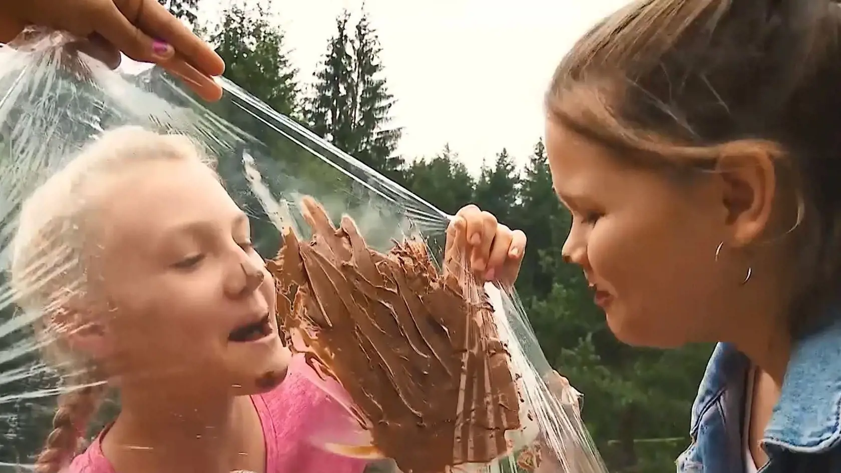 Tábor bol známy aj zvláštnymi hrami, ktoré v ňom deti absolvovali.