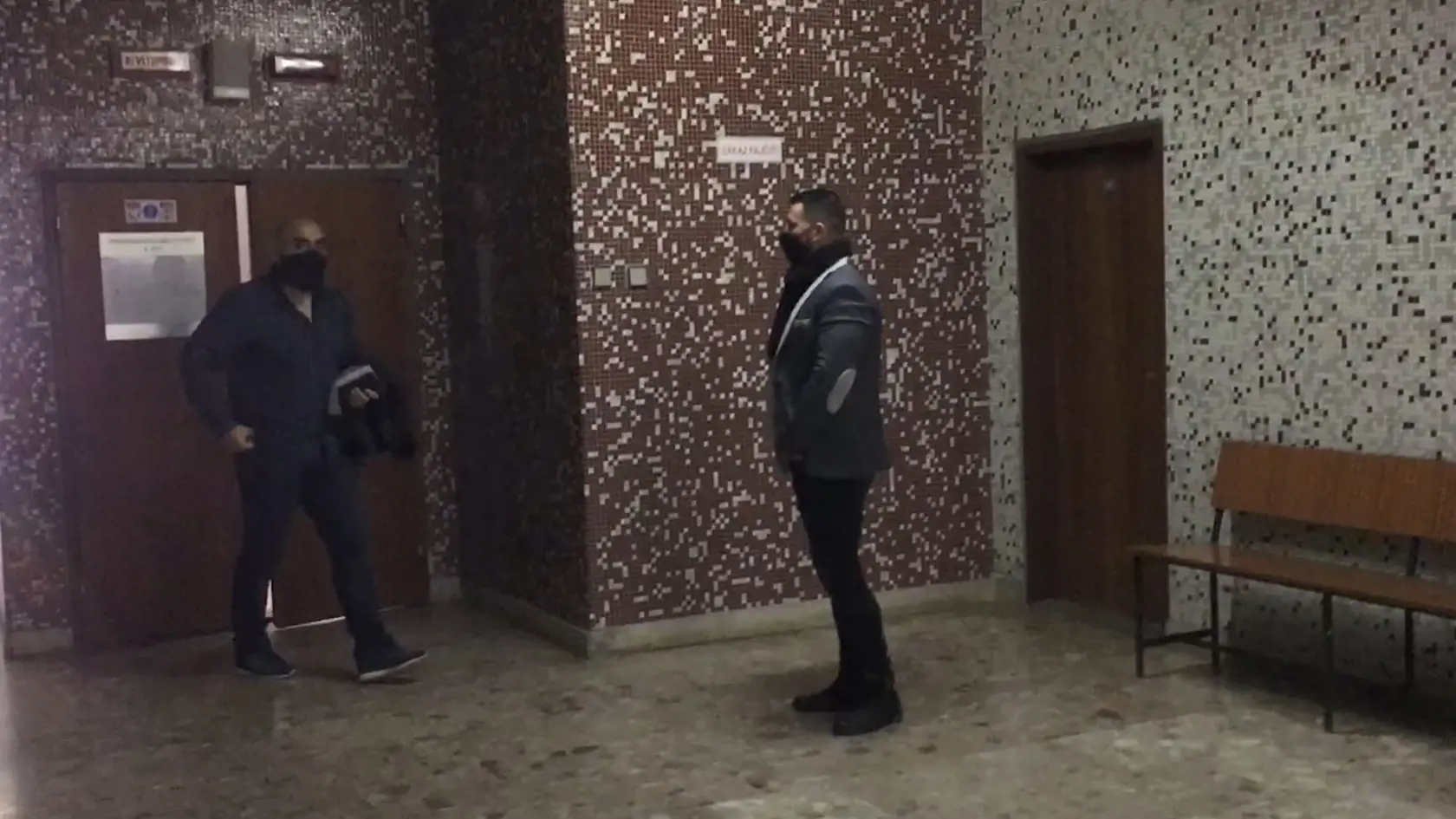 Obžalovaní mestskí policajti netajili radosť, že  prokurátor s odvolaním neuspel.