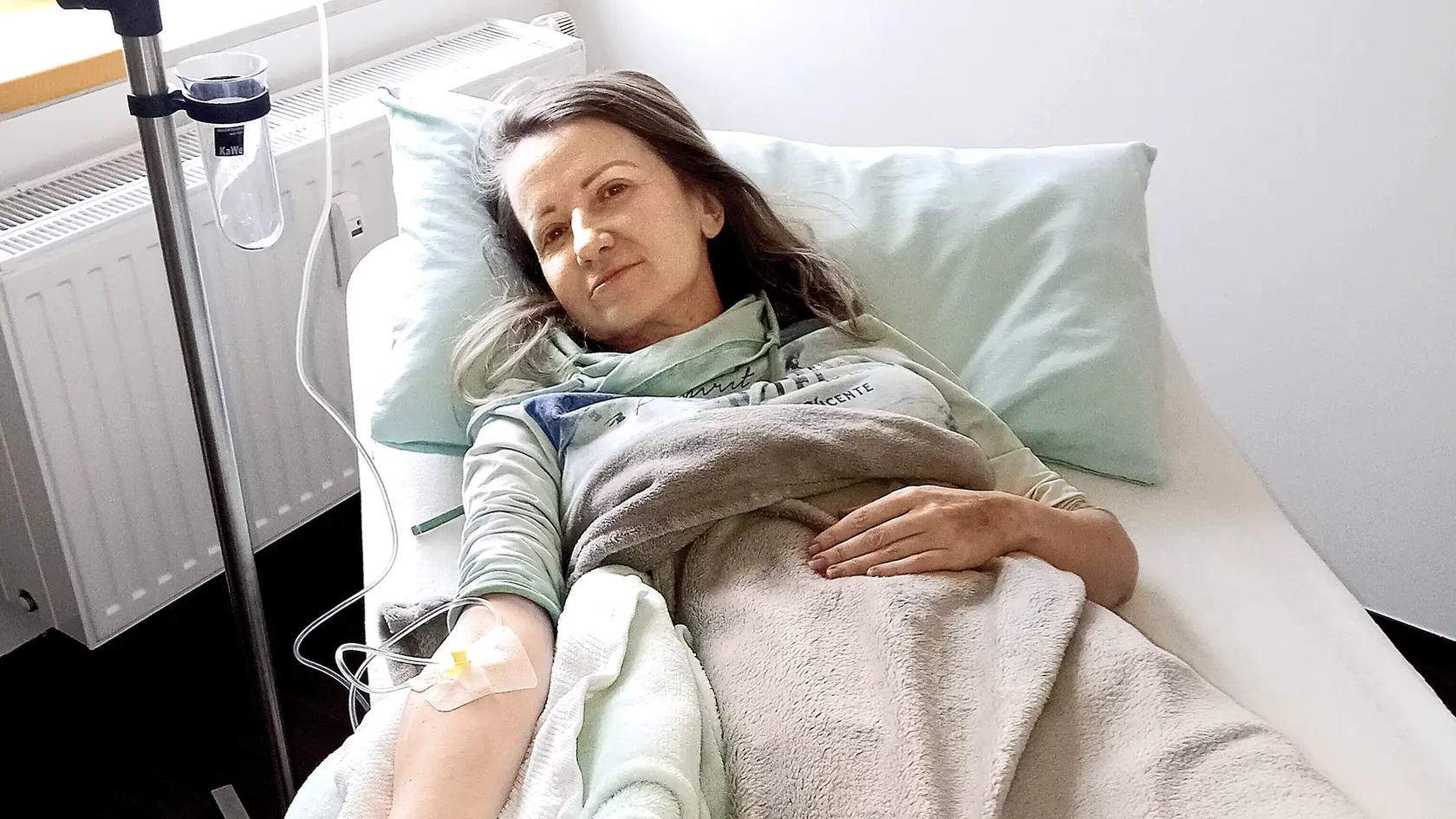 Nešťastná žena pre ukrutné bolesti nedokáže pracovať.