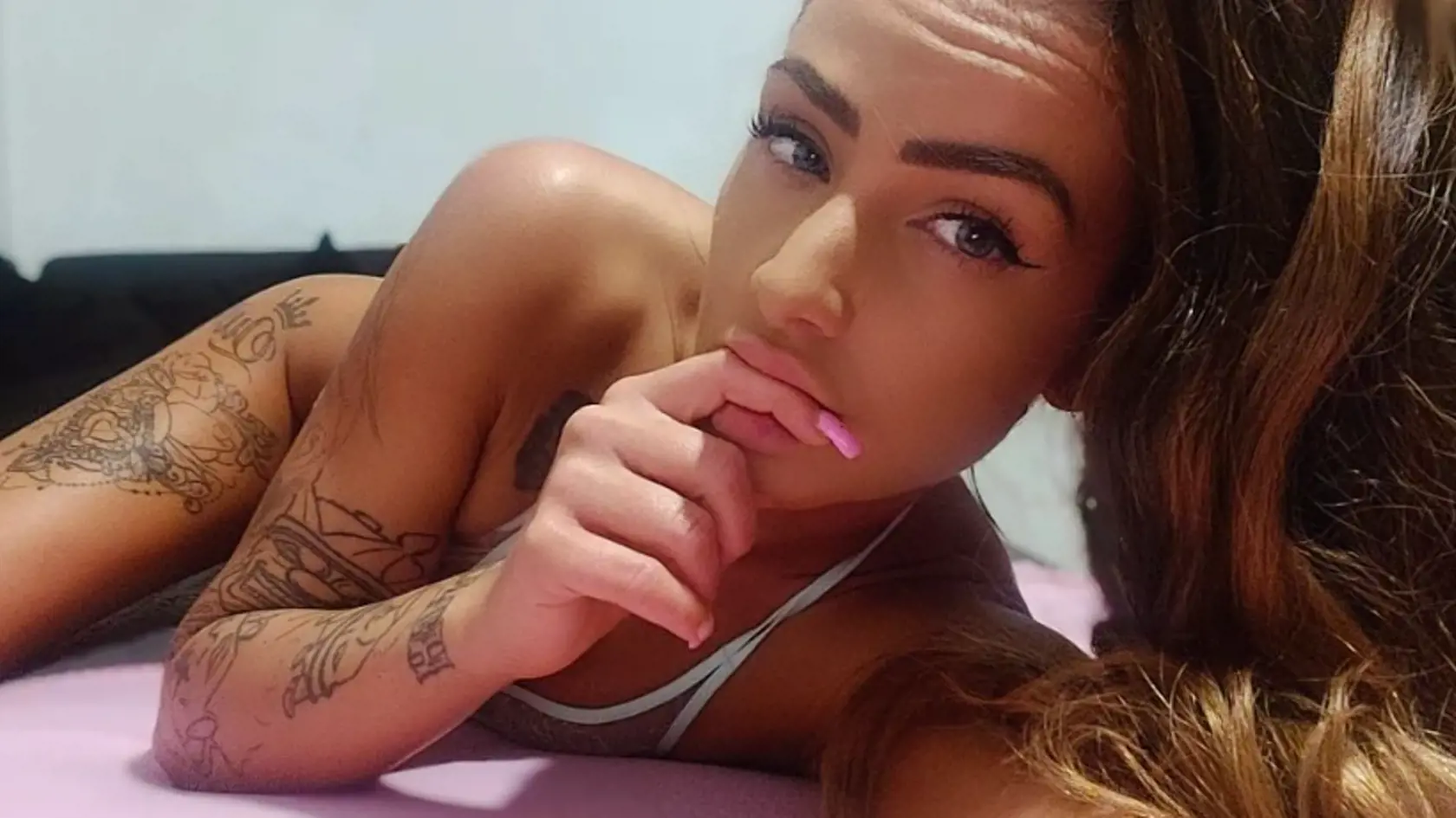 Pikantné zábery ako z porna. Tak sa dnes prezentuje a za pár eur predáva Simona na internete.