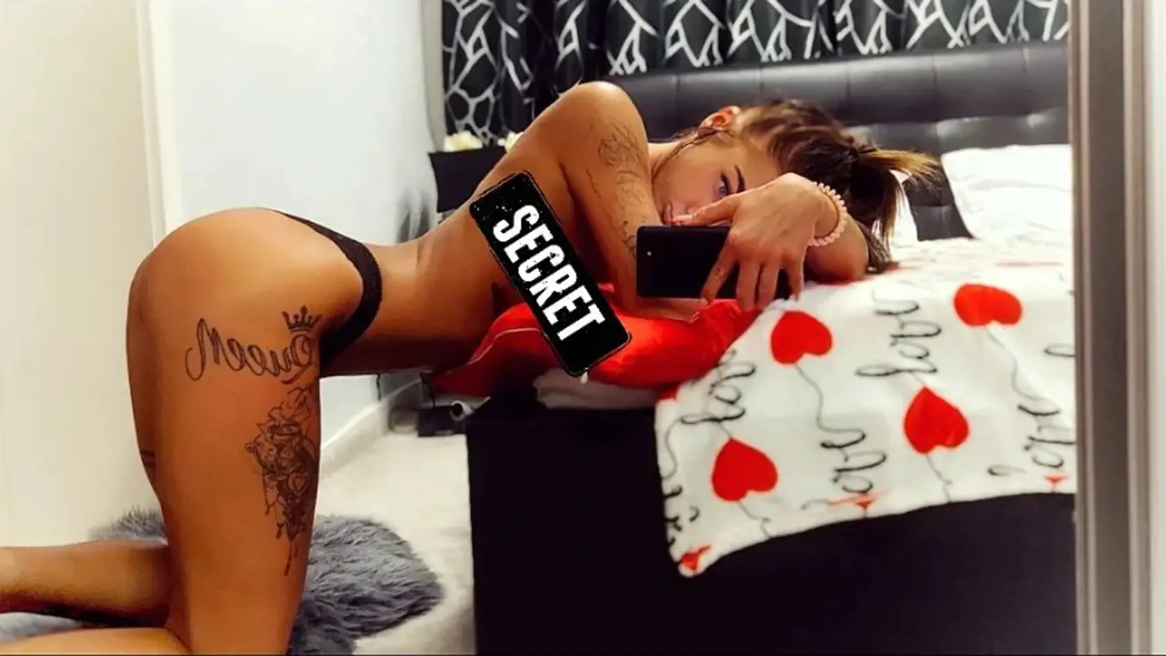 Pikantné zábery ako z porna. Tak sa dnes prezentuje a za pár eur predáva Simona na internete.