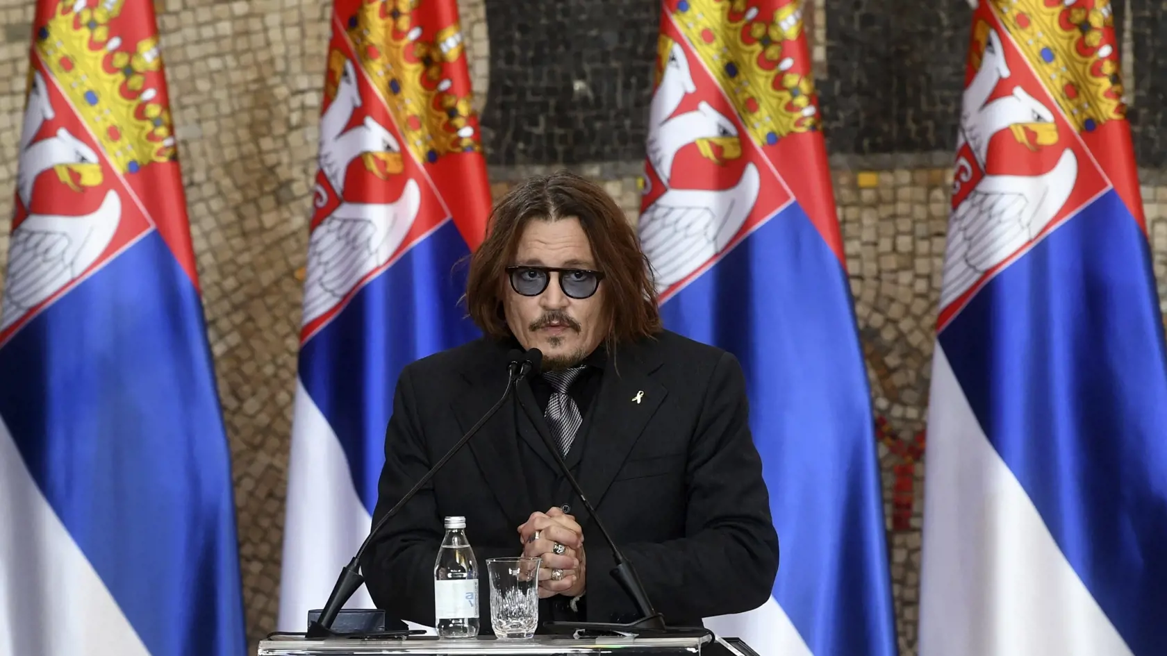 EBE 13 Belehrad - Americký herec Johnny Depp reční po tom, ako si prevzal zlatú medailu za zásluhy Republiky Srbsko počas slávnostného odovzdávania ocenení ku Dňu štátnosti Srbska v Belehrade 15. februára 2022. FOTO TASR/AP

In this photo provided by the Serbian Presidential Press Service, actor Johnny Depp speaks after receiving the Gold Medal of Merit of the Republic of Serbia, during a Statehood Day award ceremony in Belgrade, Serbia, Tuesday, Feb. 15, 2022. (Serbian Presidential Press Servic