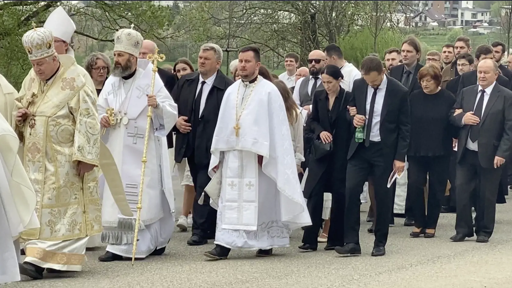Príbuzní obetí tragickej nehody pri Spišskom Podhradí 6. 4. 2024 šli v smútočnom sprievode za zástupom kňazov a cirkevných hodnostárov.