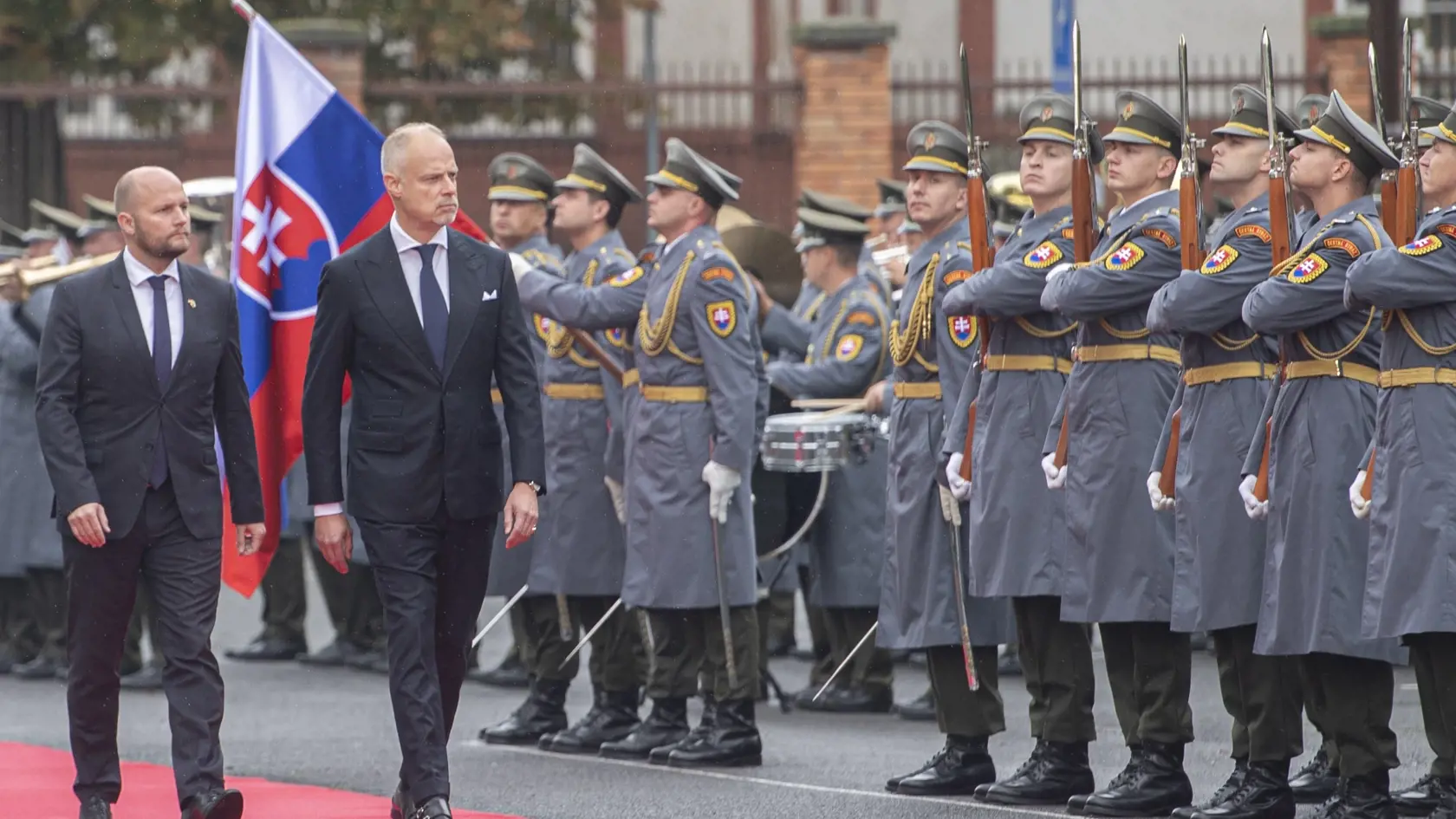 Na snímke zľava minister obrany SR Jaroslav Naď a maďarský minister obrany Kristóf Szalay-Bobrovniczky počas prijatia na Ministerstve obrany SR 26. septembra 2022 v Bratislave. FOTO TASR - Martin Baumann 