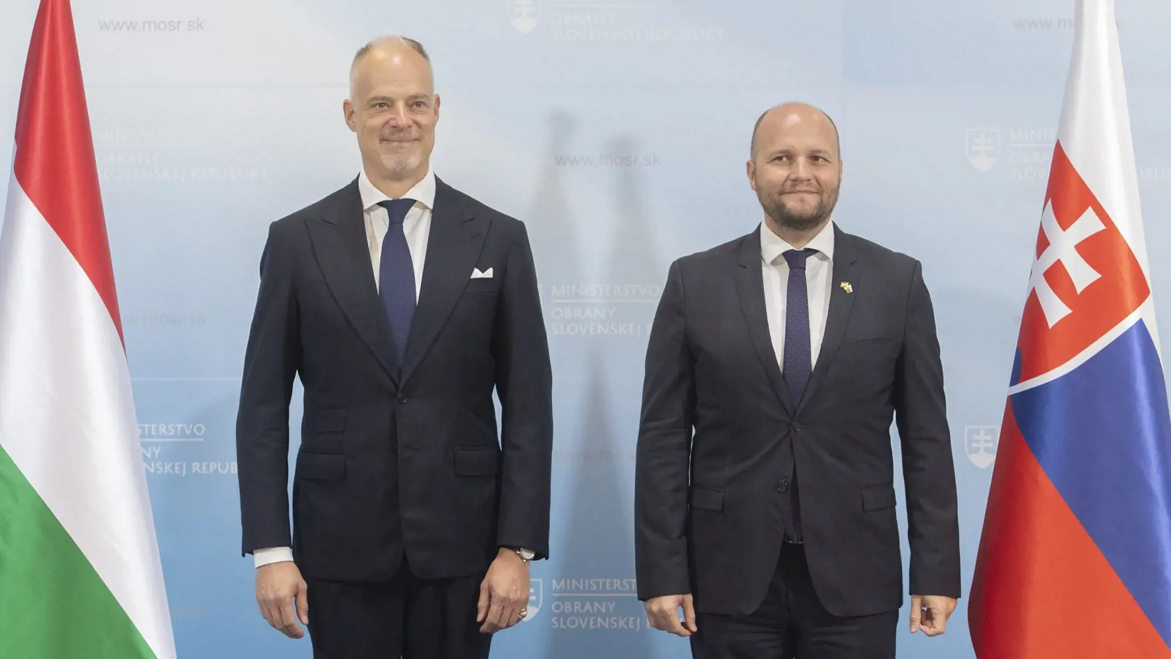 Na snímke vpravo minister obrany SR Jaroslav Naď a vľavo maďarský minister obrany Kristóf Szalay-Bobrovniczky počas prijatia na Ministerstve obrany SR 26. septembra 2022 v Bratislave. FOTO TASR - Martin Baumann