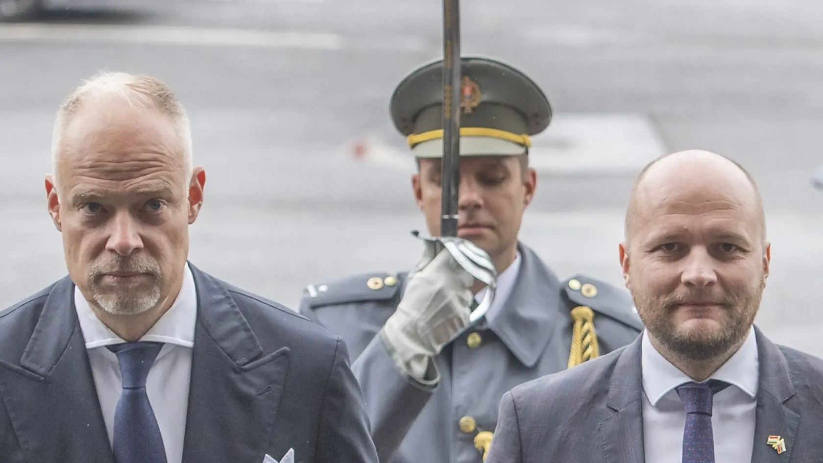 Na snímke vpravo minister obrany SR Jaroslav Naď a vľavo maďarský minister obrany Kristóf Szalay-Bobrovniczky počas prijatia na Ministerstve obrany SR 26. septembra 2022 v Bratislave. FOTO TASR - Martin Baumann.