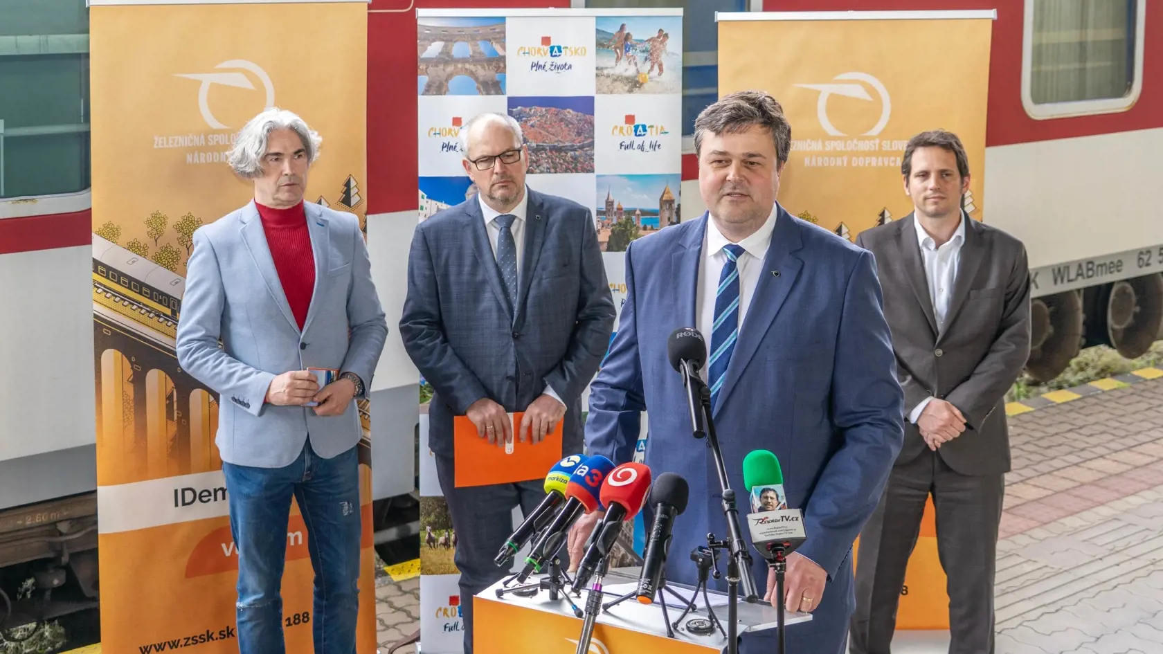 Zľava: riaditeľ zastúpenia chorvátskeho turistického združenia v SR a ČR Miodrag Mlačić, riaditeľ úseku prevádzky ZSSK Karol Henzély, generálny riaditeľ ZSSK Peter Helexa, člen predstavenstva ZSSK Martin Bahurinský.