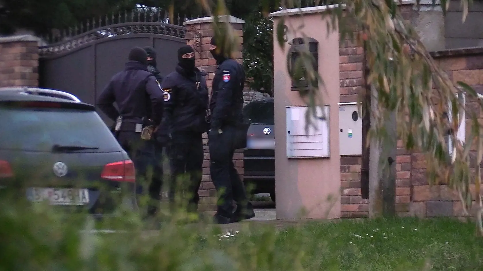NAKA zadržala bývalého policajného prezidenta Tibora Gašpara. Spolu s ďalšími bývalými funkcionármi policajného zboru sú obvinení z niekoľkých skutkov.