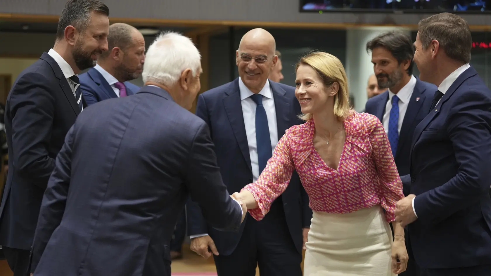 Viceprezidentka Európskej komisie Kaja Kallasová (uprostred vpravo) a bulharský minister obrany Atanas Zapryanov (uprostred vľavo) si podávajú ruky na stretnutí ministrov obrany členských krajín NATO v sídle Európskej rady v Bruseli 20. mája 2025. Za Slovensko je na stretnutí minister obrany Robert Kaliňák (druhý sprava).