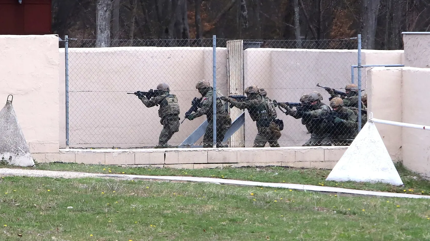 Ozbrojené sily Slovenskej republiky (OS SR) zorganizovali spolu s mnohonárodnou jednotkou NATO na Slovensku mediálne podujatie v priestore centra výcviku Lešť s ukážkou spoločného výcviku jednotiek 43. výsadkového práporu Armády ČR, 52. výsadkového práporu OS SR a 65. prieskumného práporu OS SR s využitím vrtuľníkov UH-60 a ľahkých bojových vozidiel LR 130 Kajman. Lešť, 28. apríla 2022. FOTO TASR - Ján Krošlák