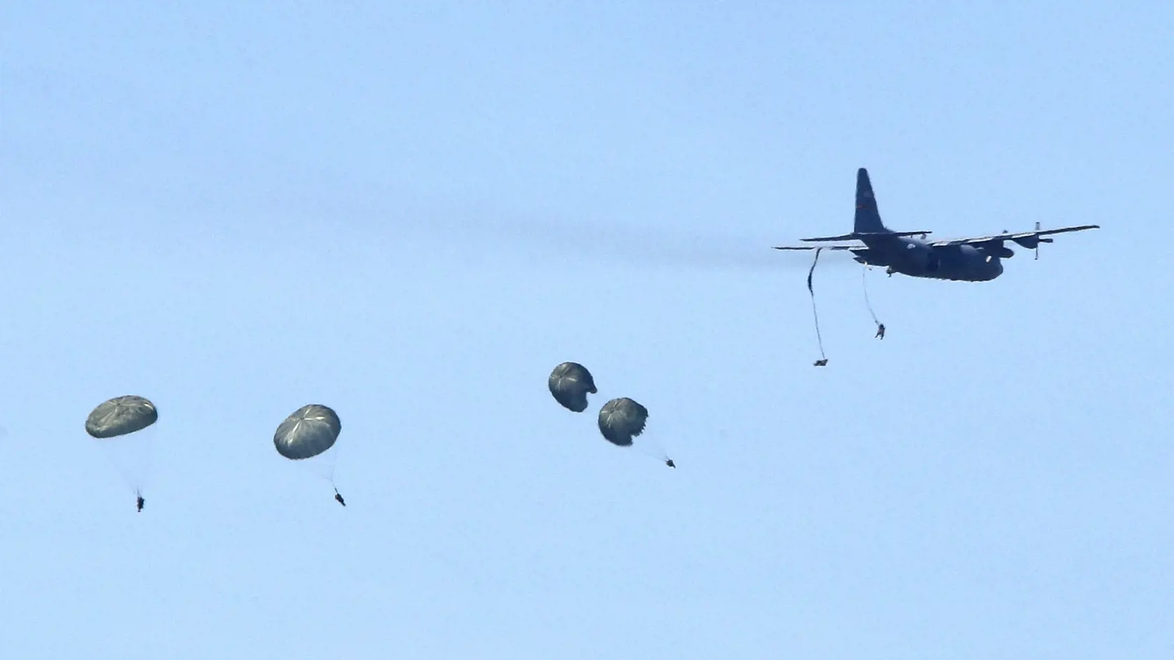 PK 6 Krivolak - Talianski parašutisti vyskakujú z vojenského lietadla počas vojenských cvičení NATO Swift Response 22 (Rýchla odozva) ponad armádnym výcvikovým areálom Krivolak v centrálnej časti Severného Macedónska vo štvrtok 12. mája 2022. Cvičenia sú zamerané na preukázanie pripravenosti nasadenia pozdĺž východnej hranice NATO a zahŕňajú napríklad zoskoky s padákom na rôznych miestach krajiny. Na manévroch sa zúčastňuje zhruba 10.000 vojakov z 19 krajín. FOTO TASR/AP

Italian paratroopers ju