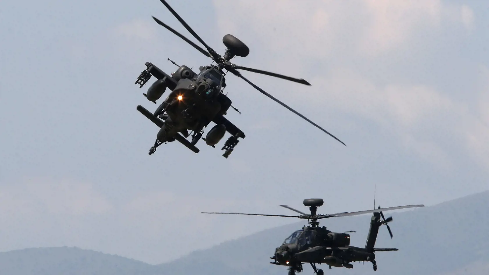 PK 8 Krivolak - Britské bojové vrtuľníky Apache počas vojenských cvičení NATO Swift Response 22 (Rýchla odozva) ponad armádnym výcvikovým areálom Krivolak v centrálnej časti Severného Macedónska vo štvrtok 12. mája 2022. Cvičenia sú zamerané na preukázanie pripravenosti nasadenia pozdĺž východnej hranice NATO a zahŕňajú napríklad zoskoky s padákom na rôznych miestach krajiny. Na manévroch sa zúčastňuje zhruba 10.000 vojakov z 19 krajín. FOTO TASR/AP

British Apache helicopters participate in the