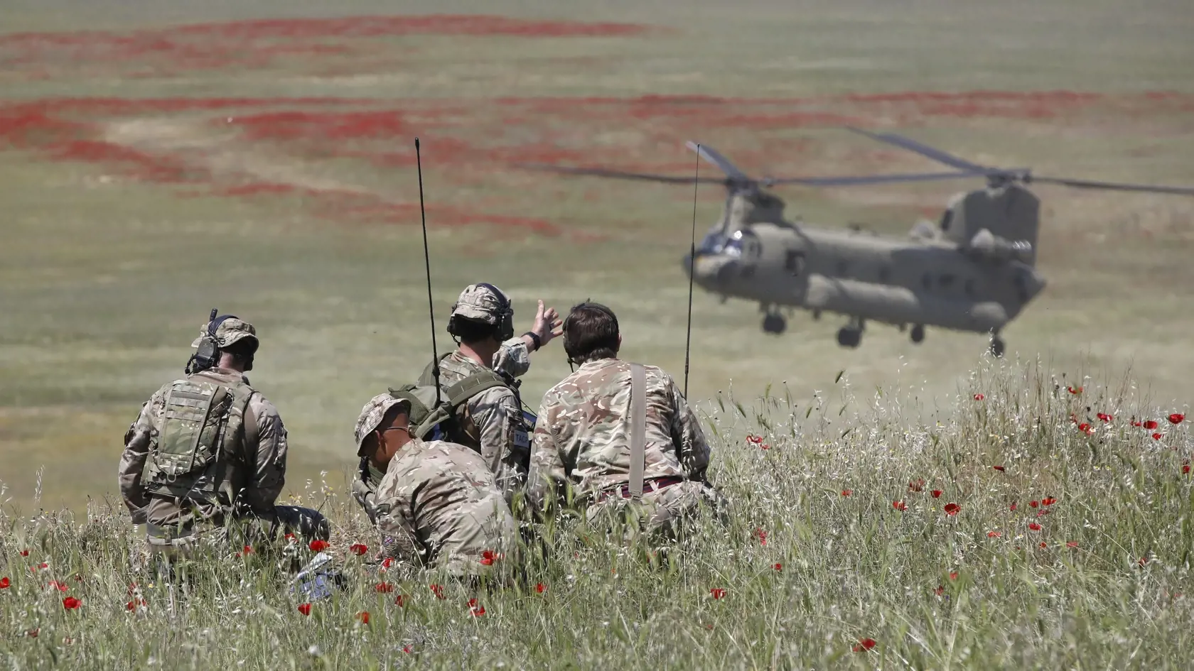 PK 3 Krivolak - Britskí komunikačný dôstojníci počas vojenských cvičení NATO Swift Response 22 (Rýchla odozva) ponad armádnym výcvikovým areálom Krivolak v centrálnej časti Severného Macedónska vo štvrtok 12. mája 2022. Cvičenia sú zamerané na preukázanie pripravenosti nasadenia pozdĺž východnej hranice NATO a zahŕňajú napríklad zoskoky s padákom na rôznych miestach krajiny. Na manévroch sa zúčastňuje zhruba 10.000 vojakov z 19 krajín. FOTO TASR/AP

British communications officers take part in t