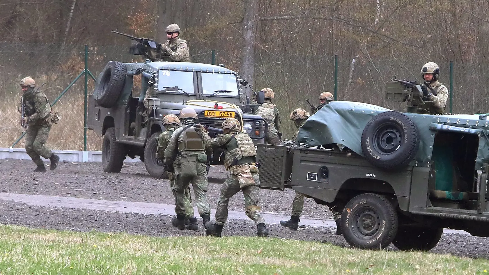 Ozbrojené sily Slovenskej republiky (OS SR) zorganizovali spolu s mnohonárodnou jednotkou NATO na Slovensku mediálne podujatie v priestore centra výcviku Lešť s ukážkou spoločného výcviku jednotiek 43. výsadkového práporu Armády ČR, 52. výsadkového práporu OS SR a 65. prieskumného práporu OS SR s využitím vrtuľníkov UH-60 a ľahkých bojových vozidiel LR 130 Kajman. Lešť, 28. apríla 2022. FOTO TASR - Ján Krošlák