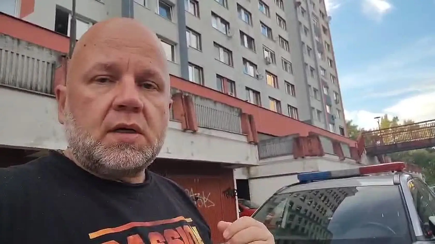 V byte v bratislavskej Petržalke našli zraneného muža.