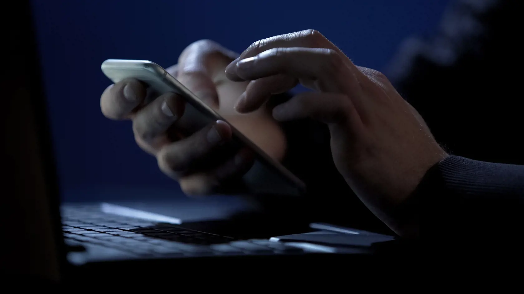 Scammer,Holds,Smartphone,,Cracks,Two-factor,Authentication,,Steals,Money,Online