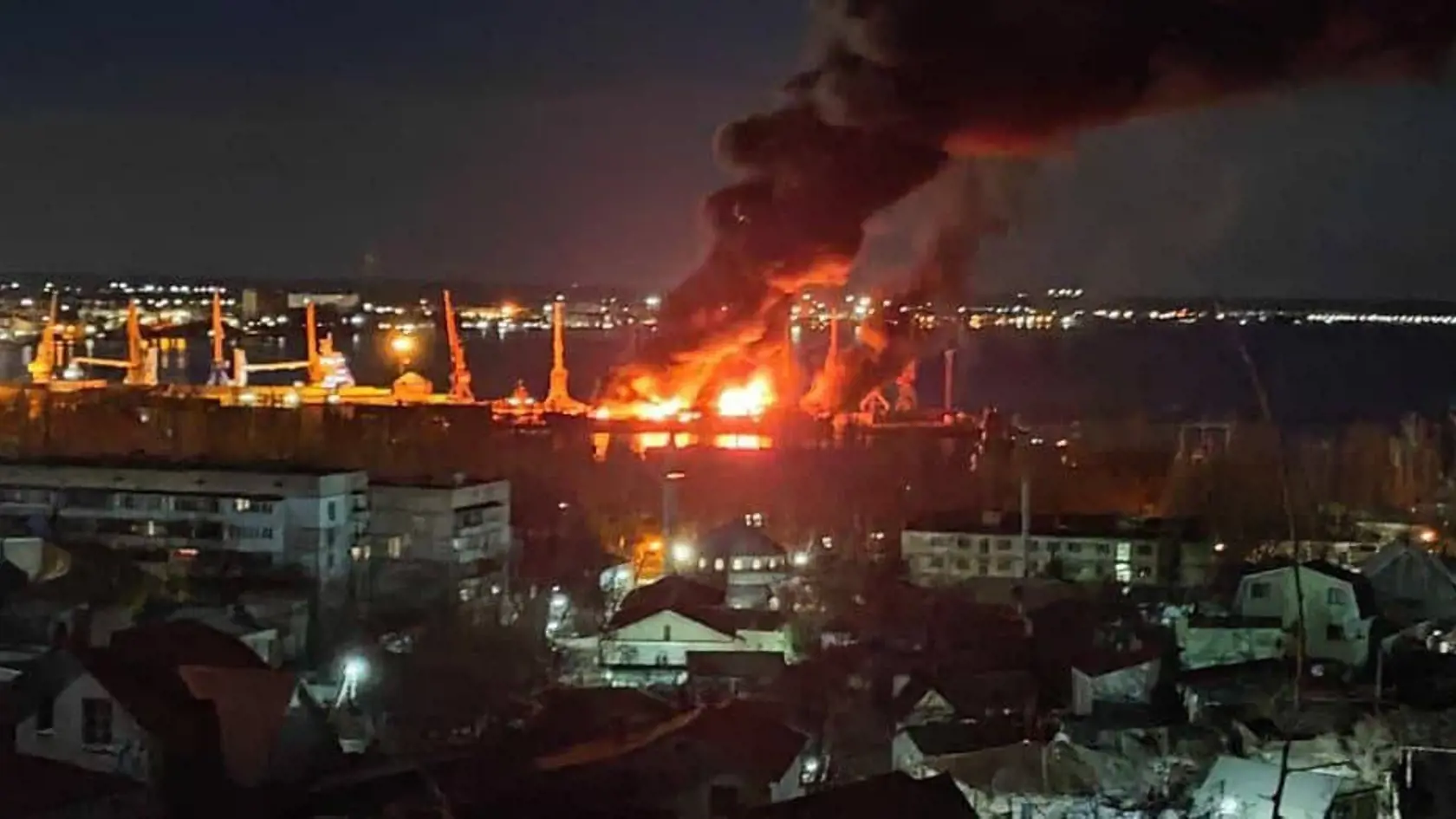 Ukrajinský dronový útok zasiahol v noci na utorok prístavné mesto Feodosija na anektovanom ukrajinskom polostrove Krym, potvrdil tamojší Moskvou dosadený gubernátor Sergej Axionov.