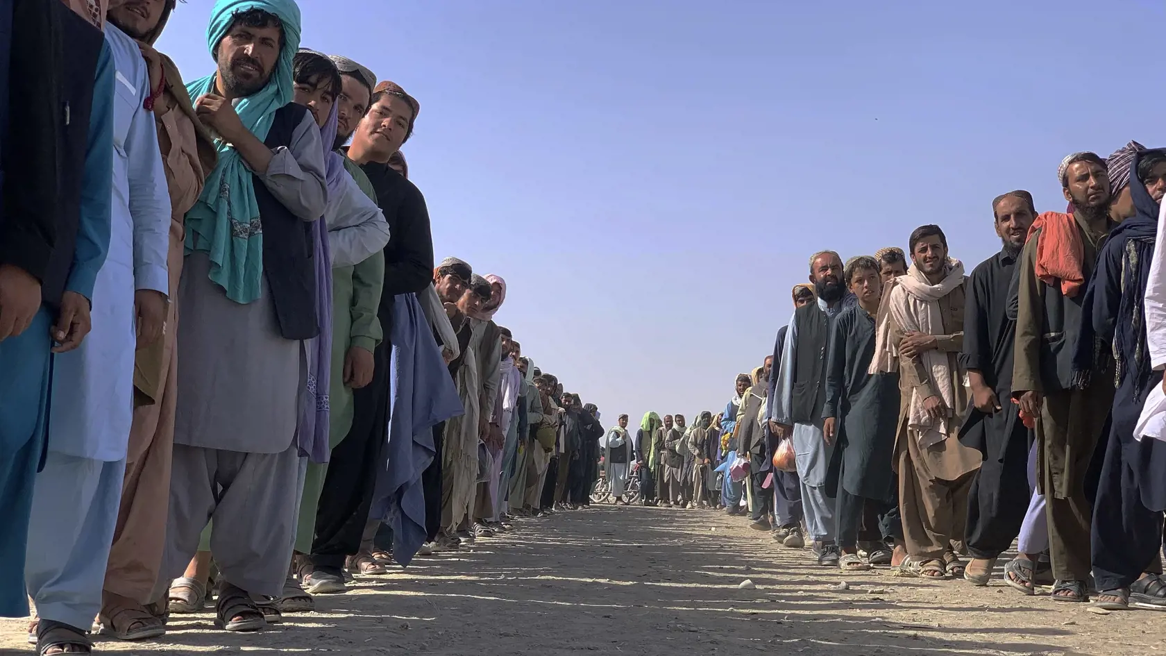 JB 23 Čaman - Afganci, ktorí opustili svoje domovy, čakajú na bezpečnostné kontroly po tom, ako prekročili hranicu do Pakistanu v blízkosti hraničného priechodu medzi Pakistanom a Afganistanom, ktorý pred niekoľkými dňami zatvorili, v pakistanskom meste Čaman 26. augusta 2021. FOTO TASR/AP
