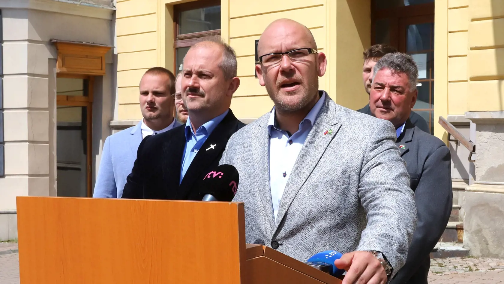 Na snímke uprostred Marian Kotleba a kandidát na post predsedu Banskobystrického samosprávneho kraja (BBSK) Marek Kotleba počas tlačovej konferencie Ľudovej strany Naše Slovensko (ĽSNS) pred Úradom BBSK v Banskej Bystrici v stredu 1. júna 2022. FOTO TASR - Ján Krošlák

