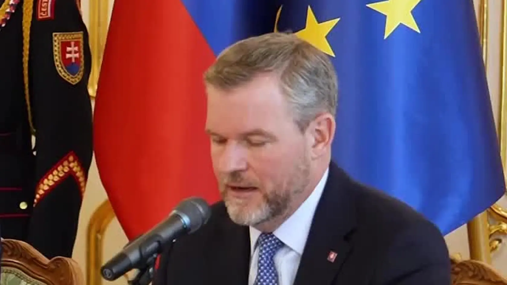 Prezident Peter Pellegrini počas okrúhleho stola hovoril so zástupcami vlády, odborníkmi na inovácie a podnikateľmi o konkrétnych príkladoch využitia AI v prospech ľudí. Spoločne rozoberali aj  stratégie, ktoré môžu Slovensko posunúť vpred.