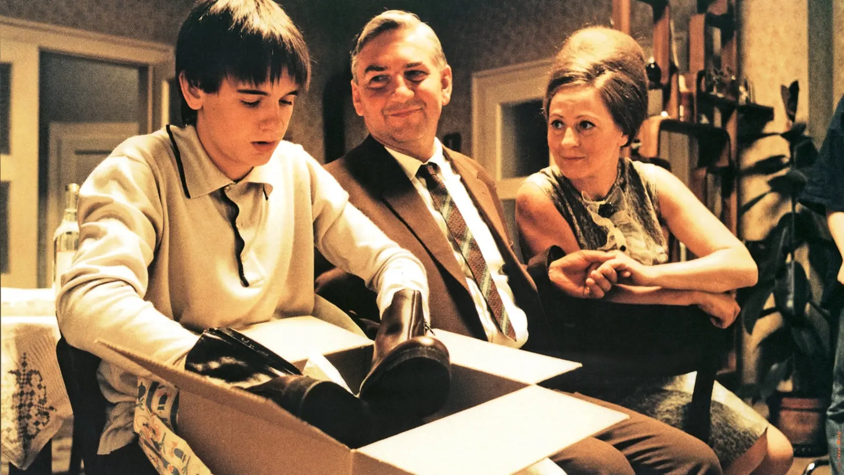 PELÍŠKY: Milujeme ich aj pre takéto scény. Miroslav Donutil ako lampasák dáva synovi najkrajší darček - vojenské topánky.