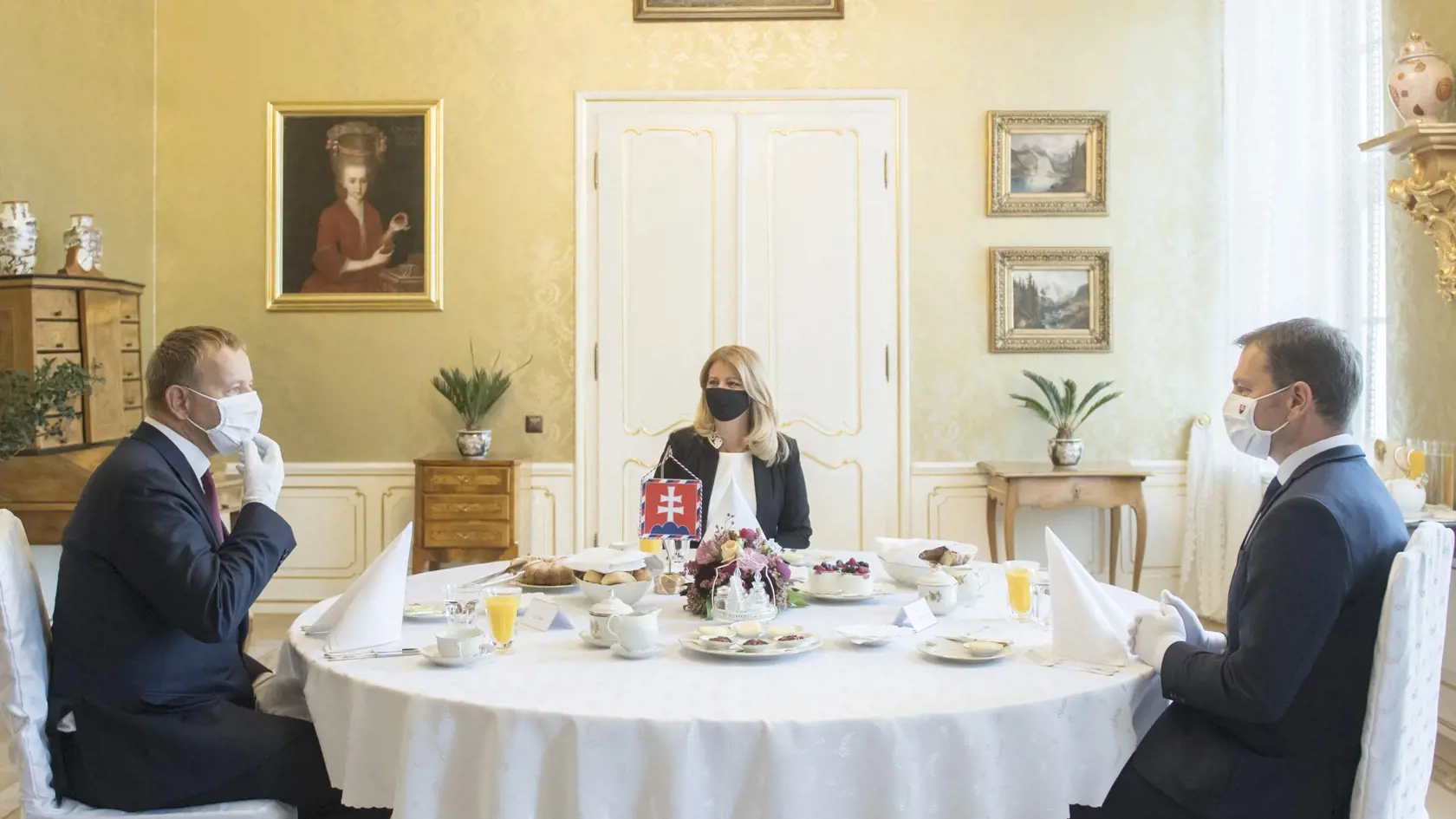 Prezidentka SR Zuzana Čaputová, vľavo predseda Národnej rady (NR) SR Boris Kollár (Sme rodina) a vpravo premiér SR Igor Matovič (OĽANO) na spoločných raňajkách v Prezidentskom paláci 4. septembra 2020 v Bratislave.