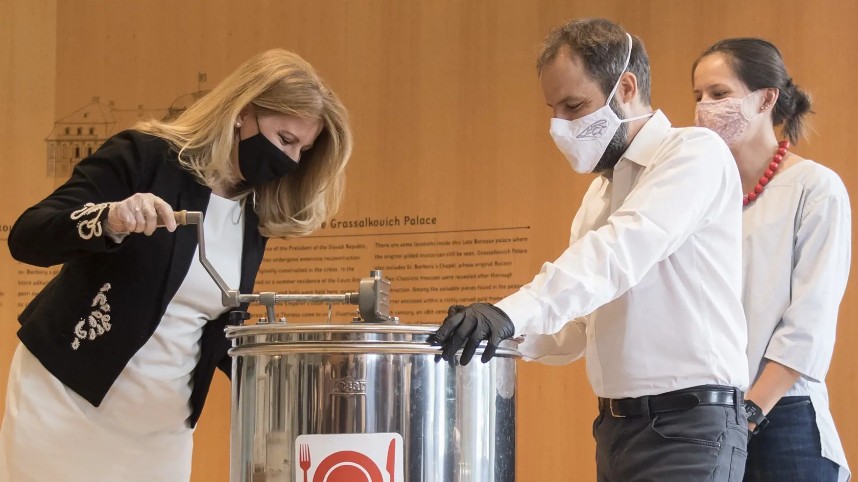 Prezidentka Zuzana Čaputová (vľavo) počas prvého stáčania medu z úľov umiestnených v Prezidentskej záhrade v rámci spoločného projektu Kancelárie prezidenta SR a Centra environmentálnej a etickej výchovy Živica Mestské včely 4. septembra 2020 v Bratislave.