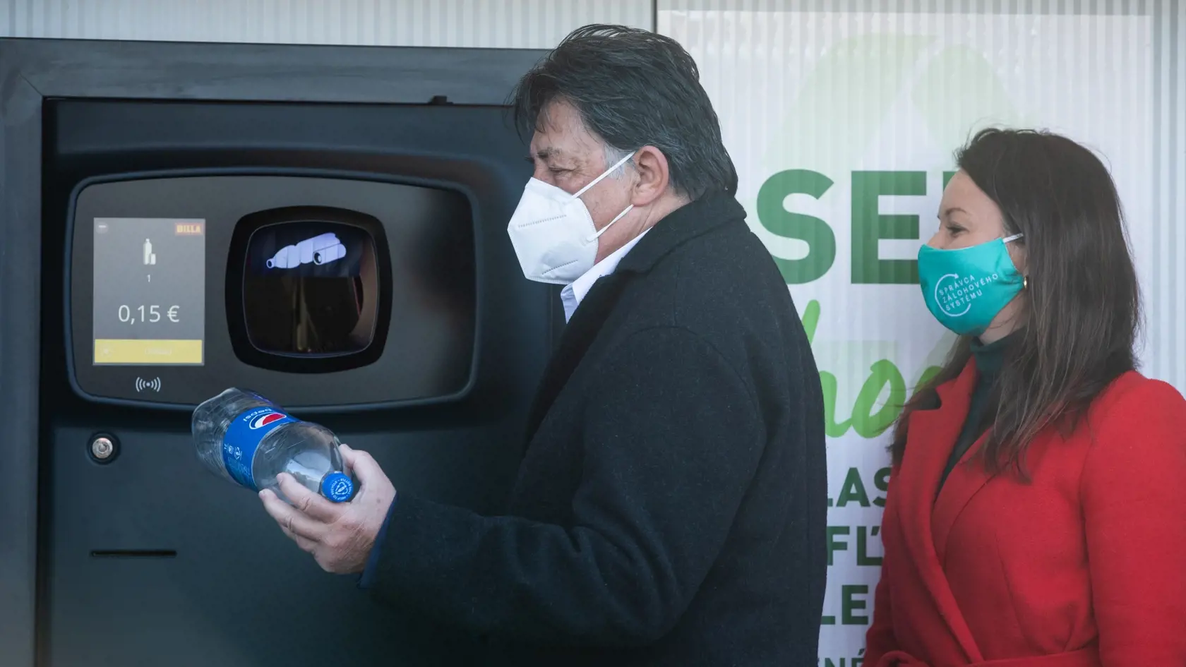 Na snímke je tlačová konferencia ktorá spustila zálohovanie PET fliaš a hlinikových plechoviek. Minister životného prostredia Ján Budaj verí, že do piatich rokov zrecyklujeme 90% týchto odpadov.