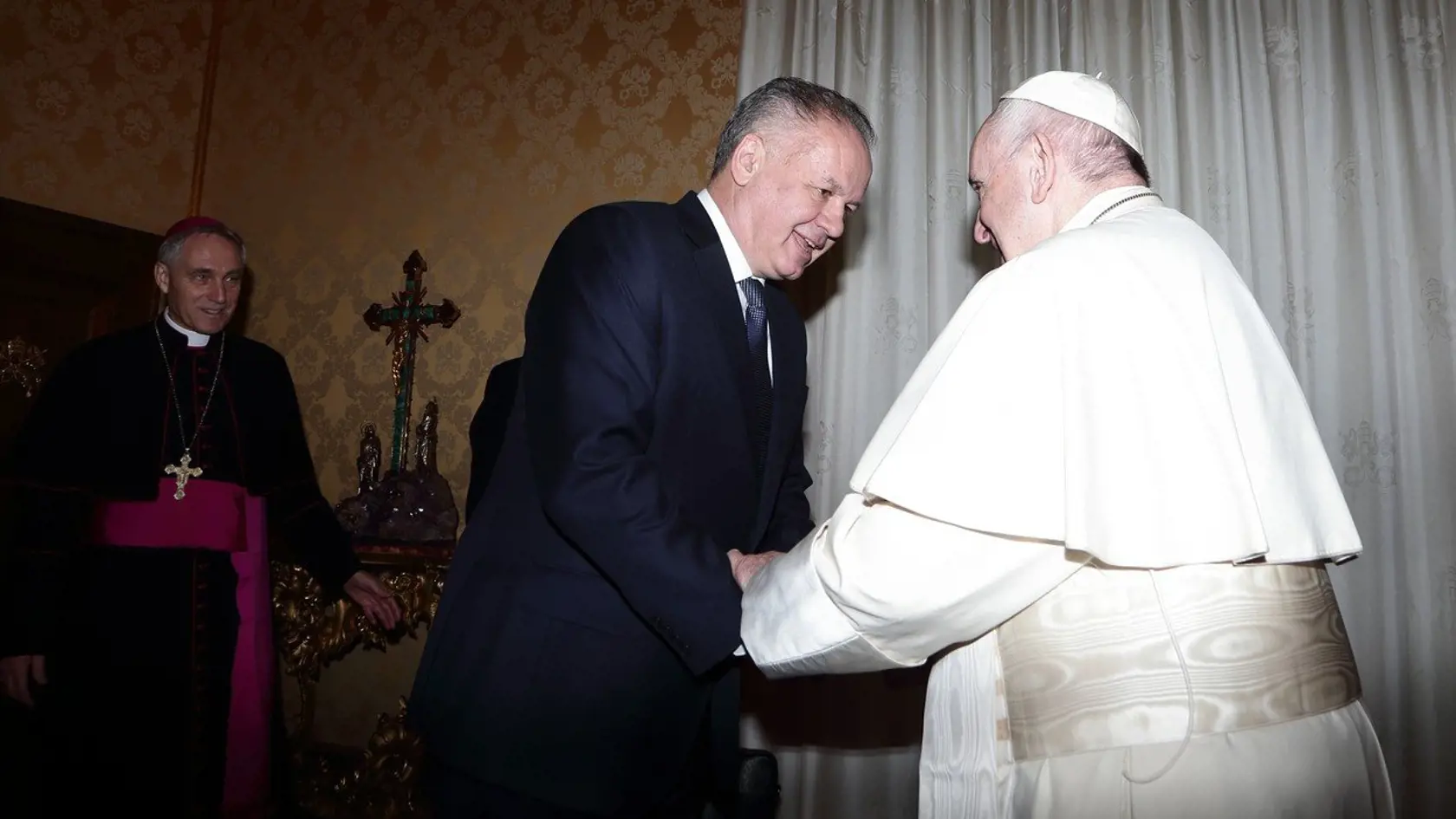 Na snímke exprezident SR Andrej Kiska a pápež František si podávajú ruky počas súkromnej audiencie vo Vatikáne 14. decembra 2018.