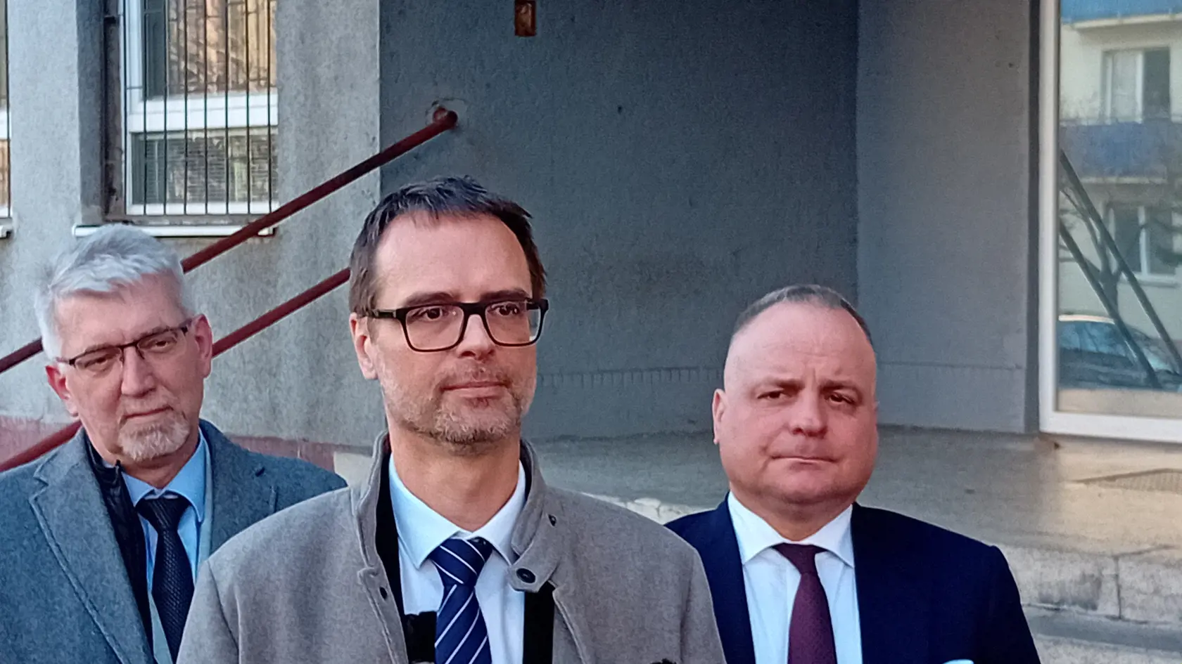 Poslanec Tomáš Szalay a jeho advokát Peter Kováč spolu s predsedom bratislavského samosprávneho kraja Jurajom Drobom.