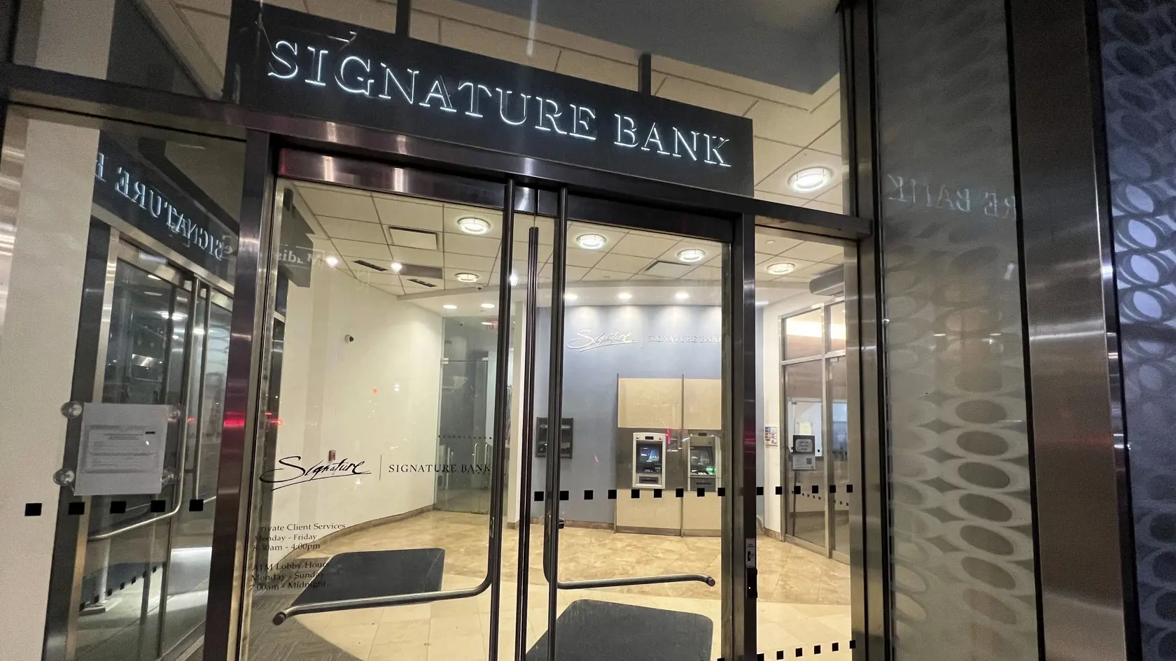 KK36 New York - Na snímke pobočka banky Signature Bank 12. marca 2023 v New Yorku. Po Silicon Valley Bank (SVB) zatvorili americké regulačné úrady ďalšiu banku. Len dva dni po SVB postihol v nedeľu (12. 3.) rovnaký osud newyorskú Signature Bank, ktorej zatvorenie predstavuje tretí najväčší krach v americkom bankovom systéme.  FOTO TASR/AP
A branch of Signature Bank is photographed, late Sunday, March 12, 2023, in New York. Regulators announced that the New York-based bank had failed and was bein
