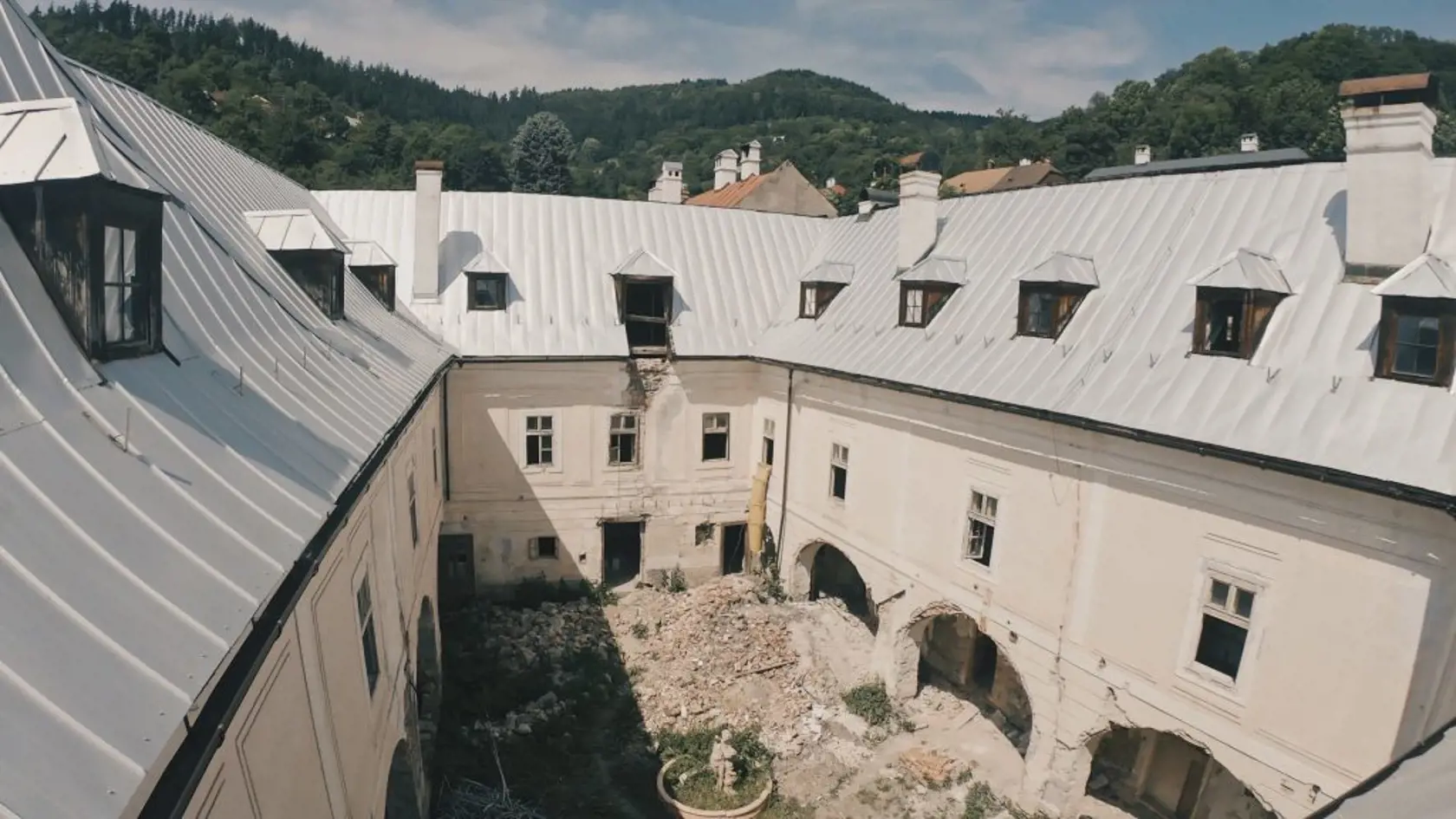 Zrekonštruovaný barokový palác v Banskej Štiavnici v ktorom má apartmán bývalý minister obrany Jaroslav Naď.