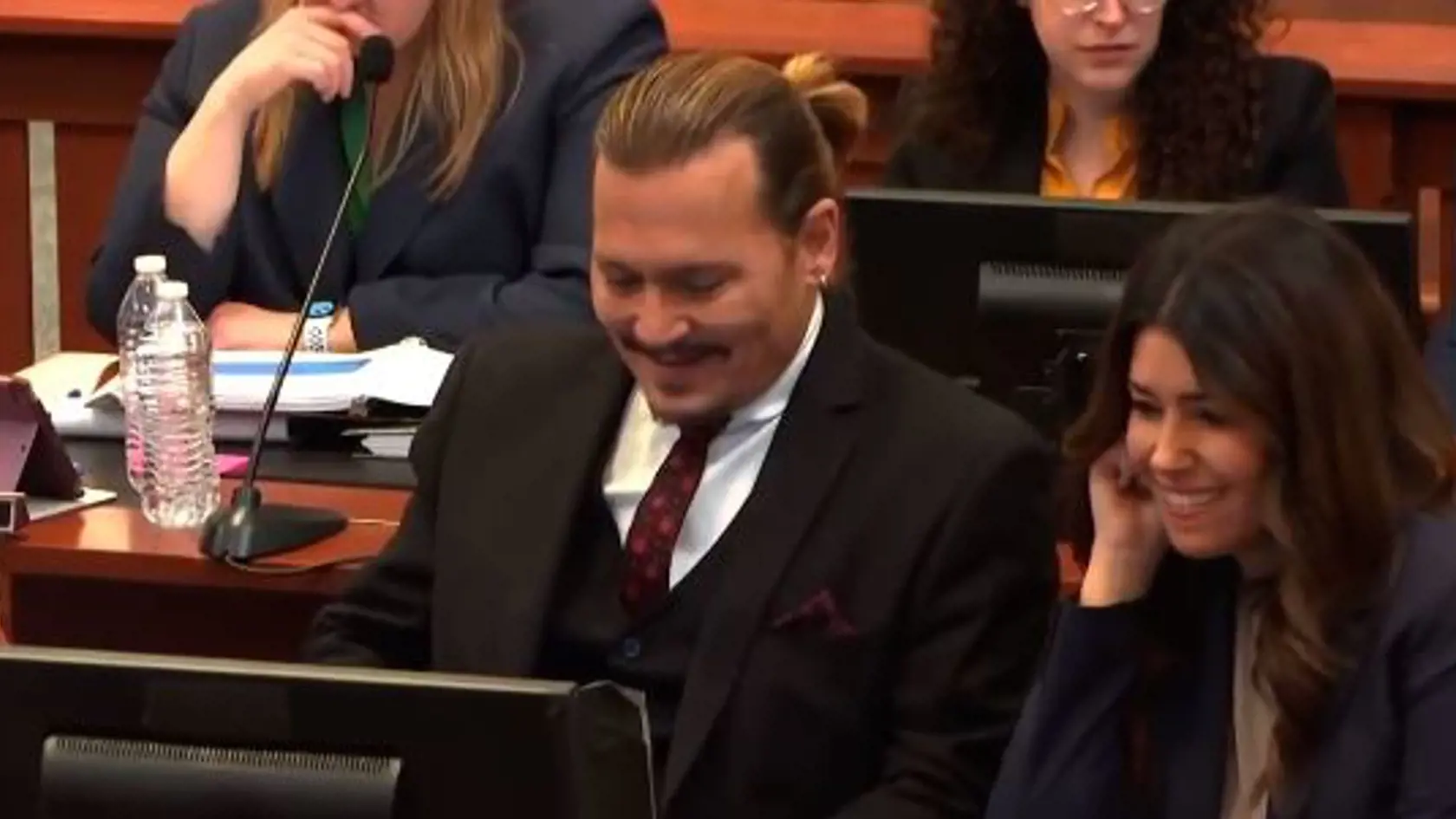 Deppovi v súdnom procese pomohla jeho právnička, krásna Camille Vasquez. Medzi ľuďmi sa šepká, že medzi dvojicou je viac, než len obchodný vzťah, samotná právnička však tieto špekulácie vyvrátila.