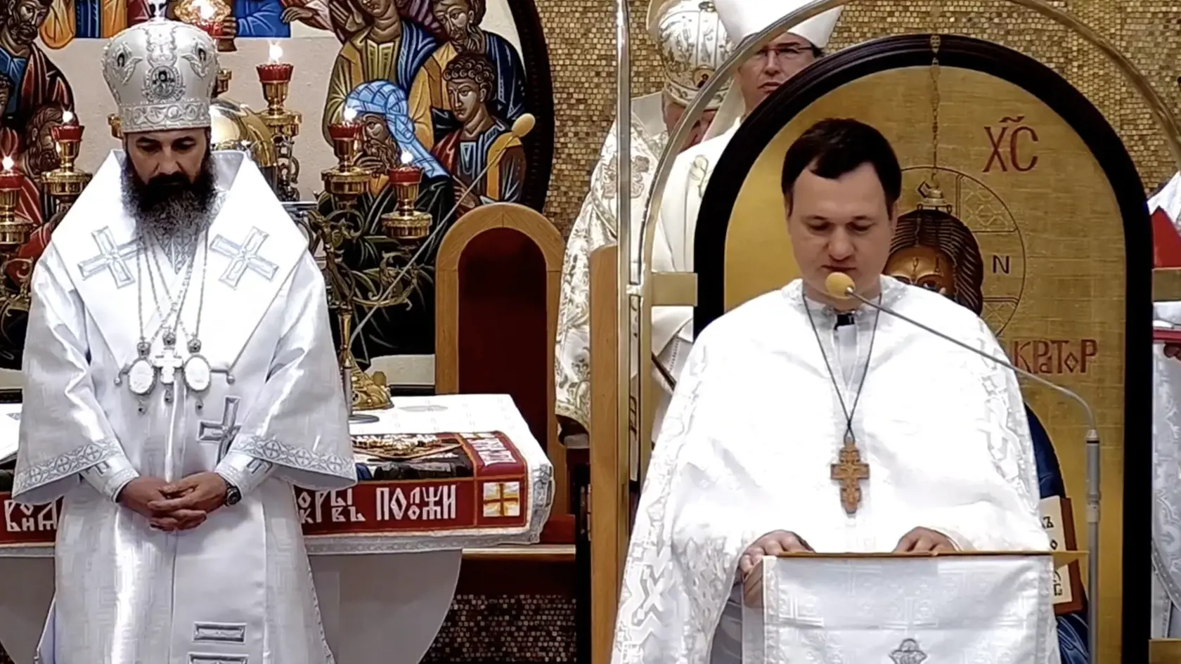 Najsmutnejší pohreb, aký tu kedy vystrojili! V Starej Ľubovni sa o 10. hodine začala posledná rozlúčka s tromi obeťami sobotňajšej tragickej nehody pri Spišskej Kapitule. Vyprevadiť Lucku (†17), Sofiu (†18) a Katku (†17) sa chystajú davy ľudí. Ťaživá clivota zahalila celé mesto.