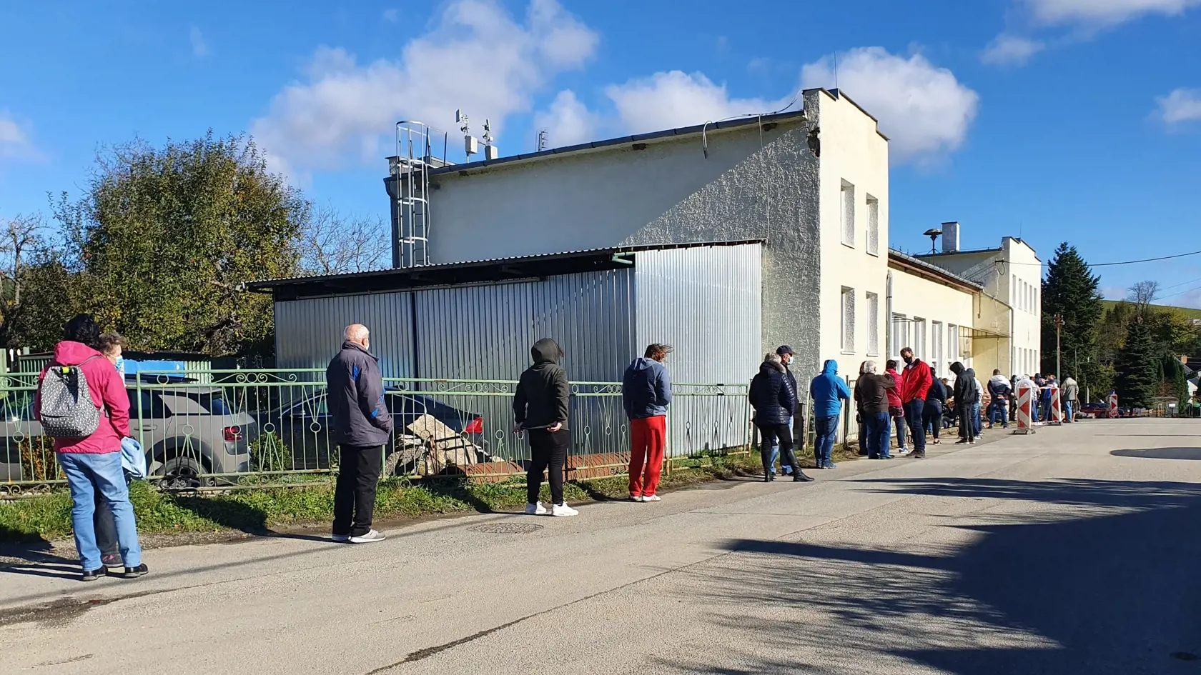 Na Slovensku sa začalo celoplošné testovanie na ochorenie COVID-19. Testovať sa bude od soboty 31. októbra do nedele 1. novembra. Vytvorených má byť viac ako 5000 odberných miest a 4901 odberných tímov. Na snímke rad záujemcov o testovanie v odbernom mieste v Nižnom Klátove v okrese Košice-okollie 31. októbra 2020. EASYFOTO TASR - Diana Semanová