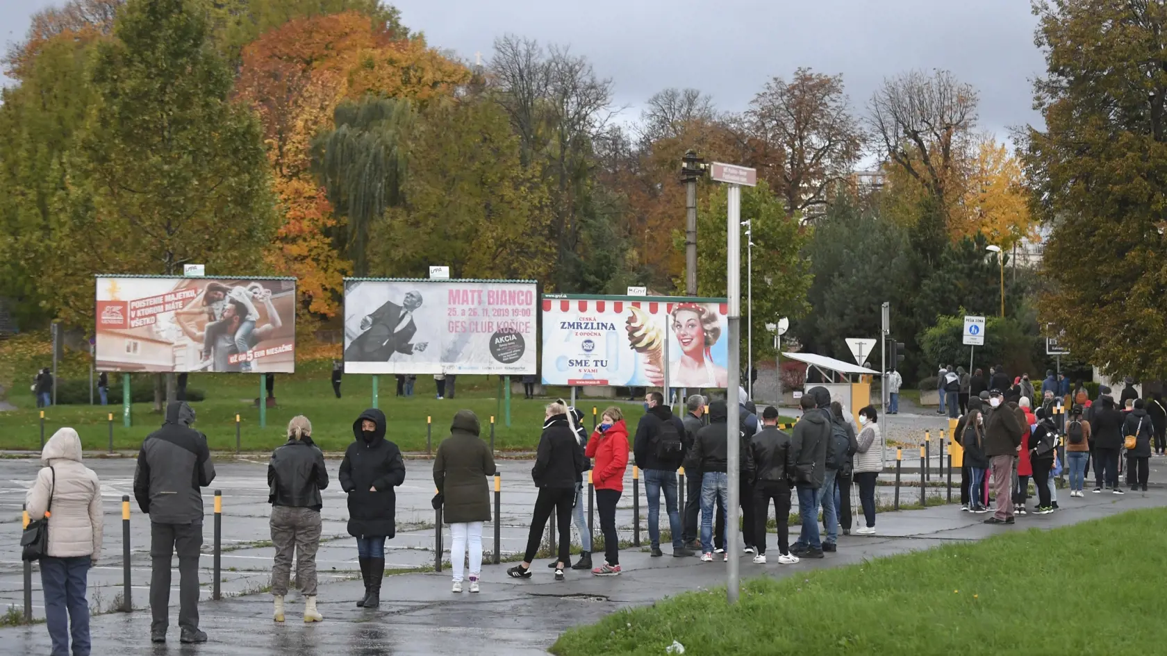 Na Slovensku sa začalo celoplošné testovanie na ochorenie COVID-19. Testovať sa bude od soboty 31. októbra do nedele 1. novembra. Vytvorených má byť viac ako 5000 odberných miest a 4901 odberných tímov. Na snímke ľudia stoja v rade na testovanie pri amfiteátri v Košiciach 31. októbra 2020. FOTO TASR – František Iván
